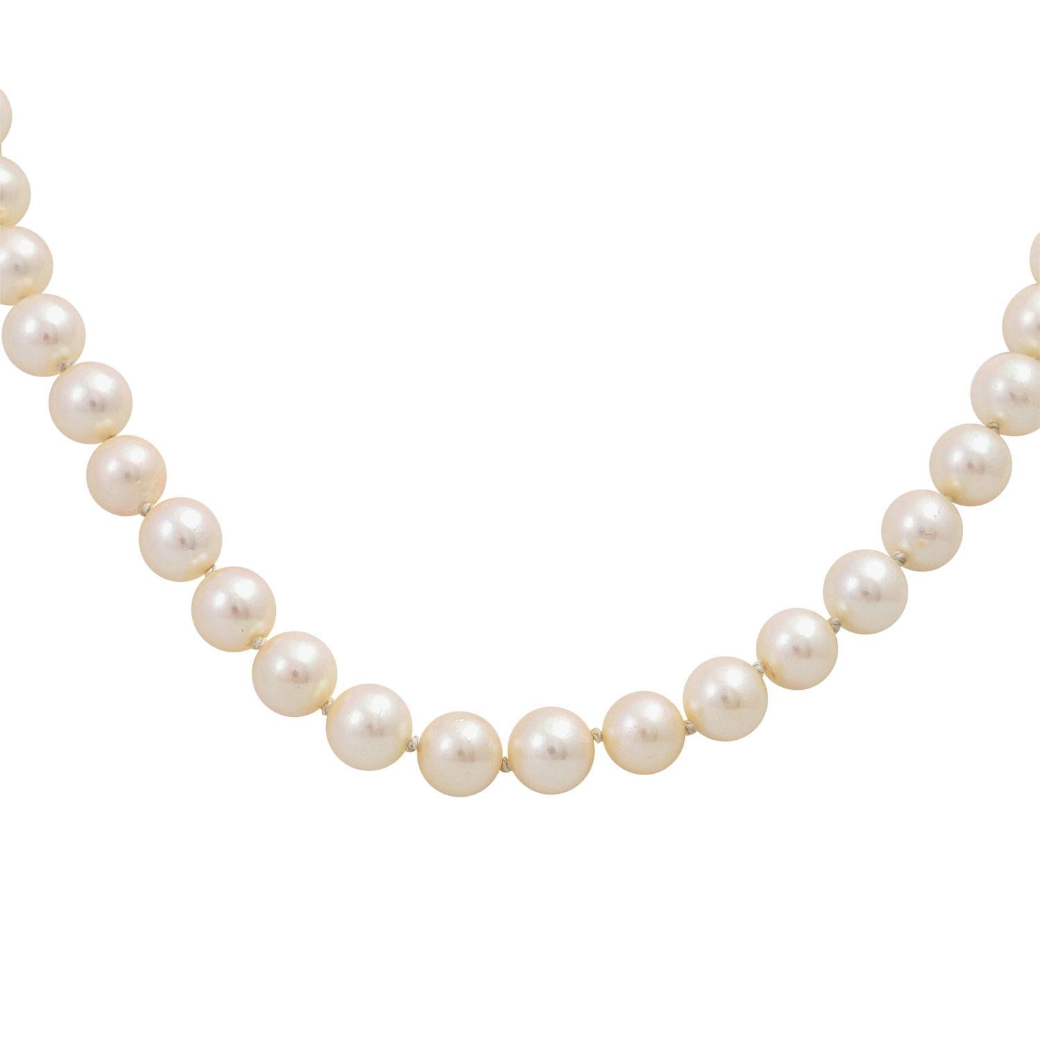 approx. 7.5 mm, clasp with sapphires and cultured pearl, WG 14K, L: approx. 45 cm.
