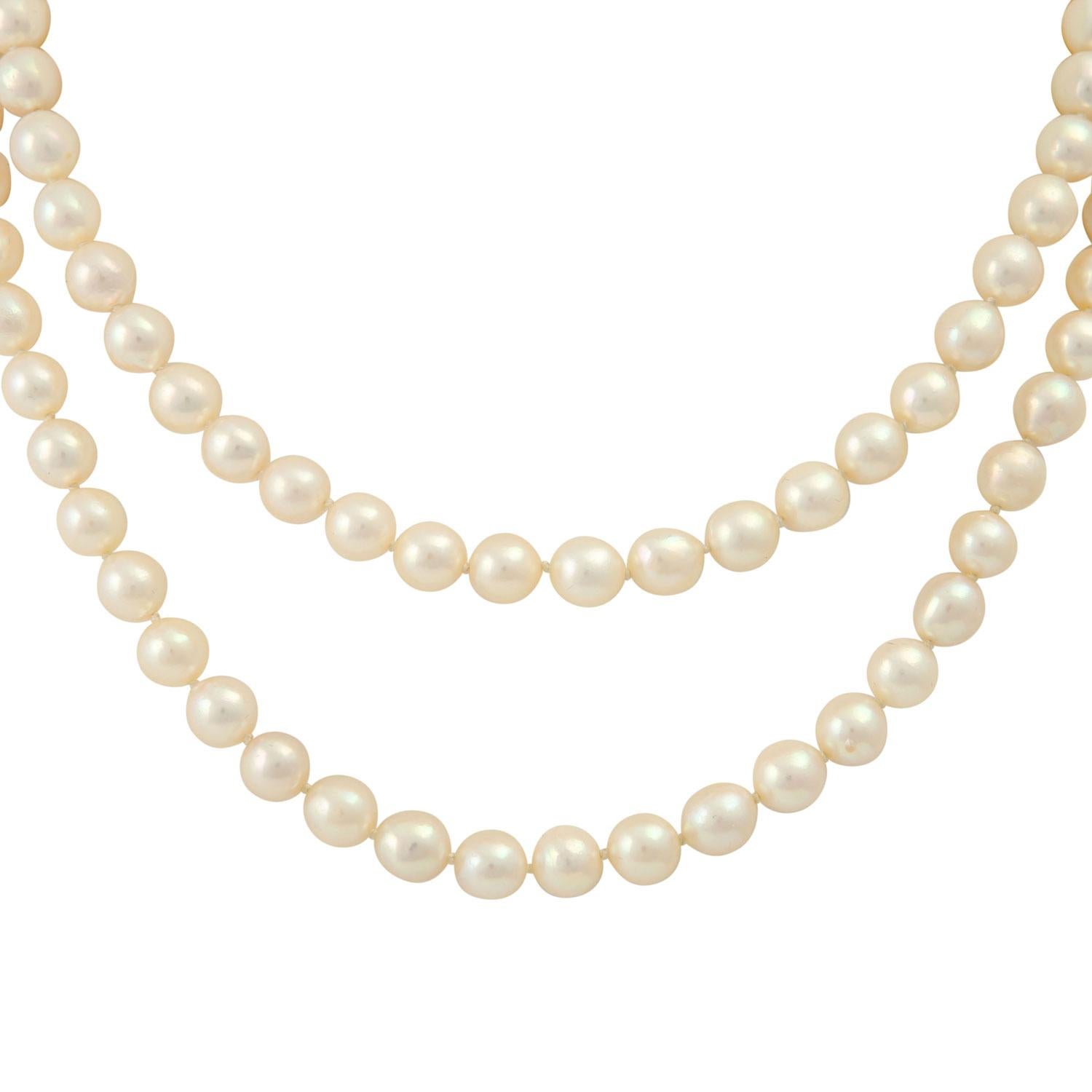 Necklace made of cultured pearls approx. 7-8 mm, clasp with cultured p. approx. 7 mm, 16 brilliant. totaling approx. 0.54 ct, approx. LGW/SI, WG 14K, L: approx. 84 cm.

