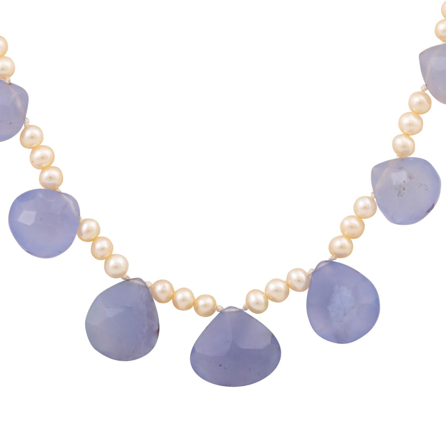 with chalcedony drops, size in progression, clasp GG 14K, 24g, L: 44cm, 21st century, minor signs of wear. (12)

 Necklace of cultured pearls with chalcedony drops, size in progression, clasp YG 14K, 24g, L: 44cm, 21st century, minor signs of wear.