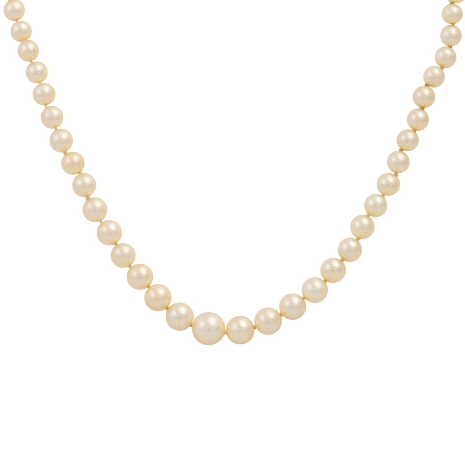 Cultured pearl necklace in the course of approx. 3.5-7 mm, clasp with cultured p. Silver, L: approx. 58 cm.
