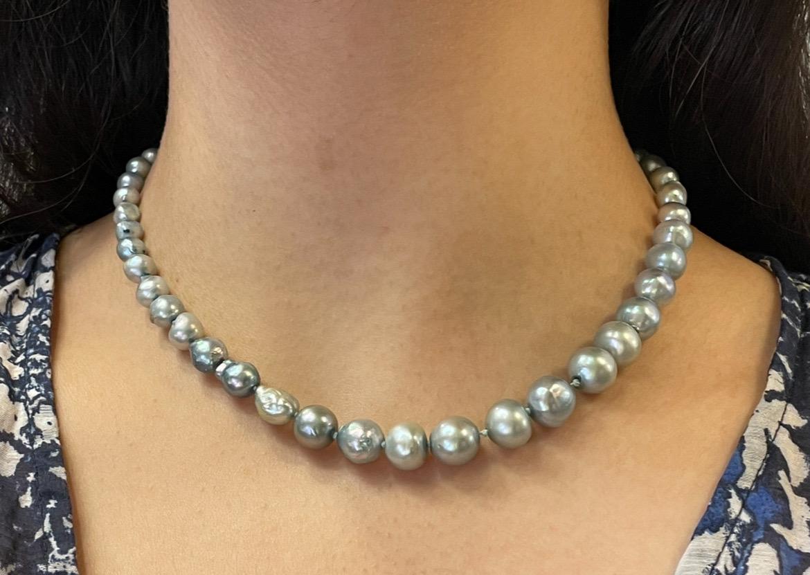 Collier de perles de culture

Collier de perles de culture à l'éclat bleu doux.

Longueur approximative : 16,5 pouces
Type de métal : Or blanc 14 carats
 