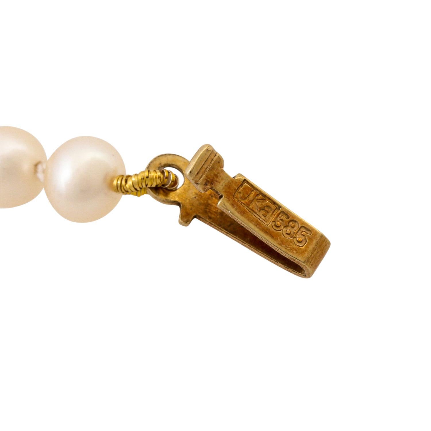 Women's Cultured Pearl Necklace For Sale