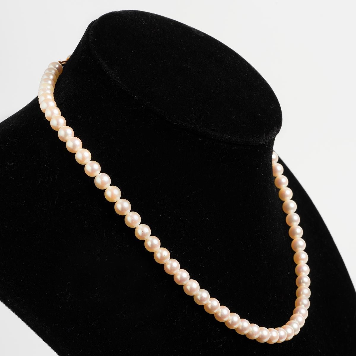 Un pezzo unico della nostra curatissima collezione di gioielli Vintage & Prestige, siamo lieti di presentarti quanto segue: Una collana di perle coltivate di qualità con chiusura in metallo giallo stampata 750, JK Kohle, PForzheim, originaria della