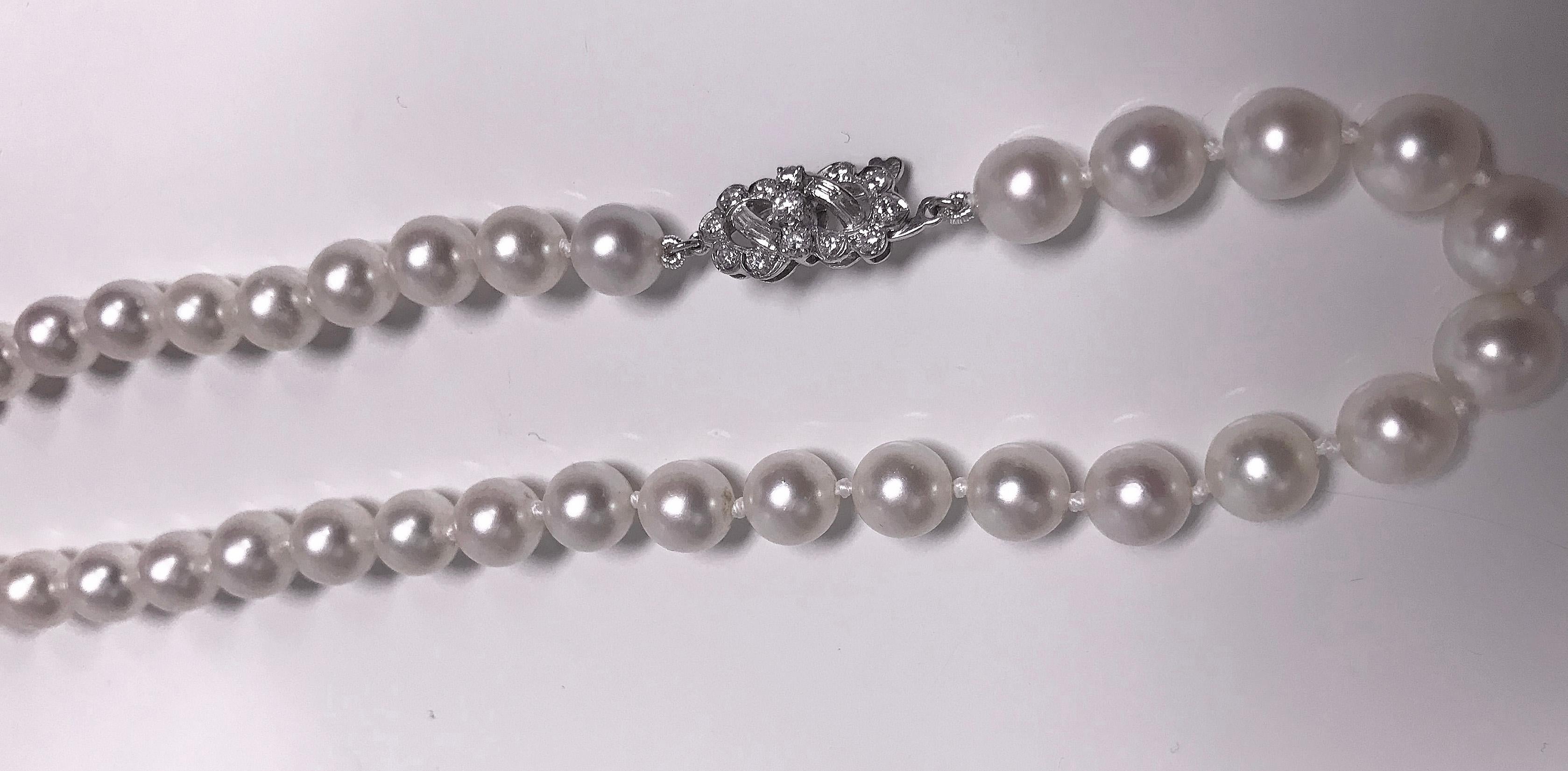 Cultured Pearl Necklace Platinum Diamond Clasp In Good Condition In Toronto, ON