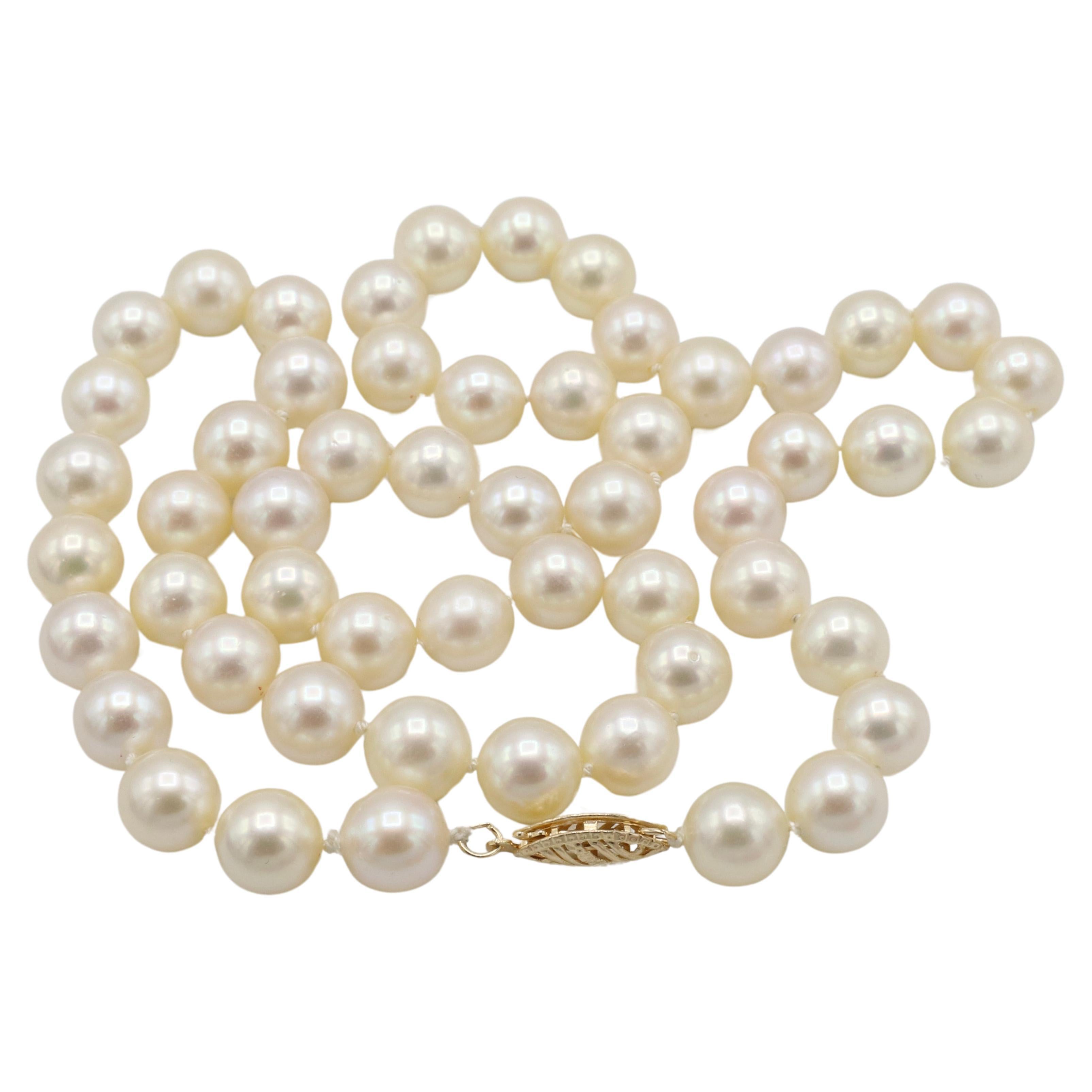Retro Cultured Pearl Necklace With 14 Karat Yellow Gold Clasp  For Sale