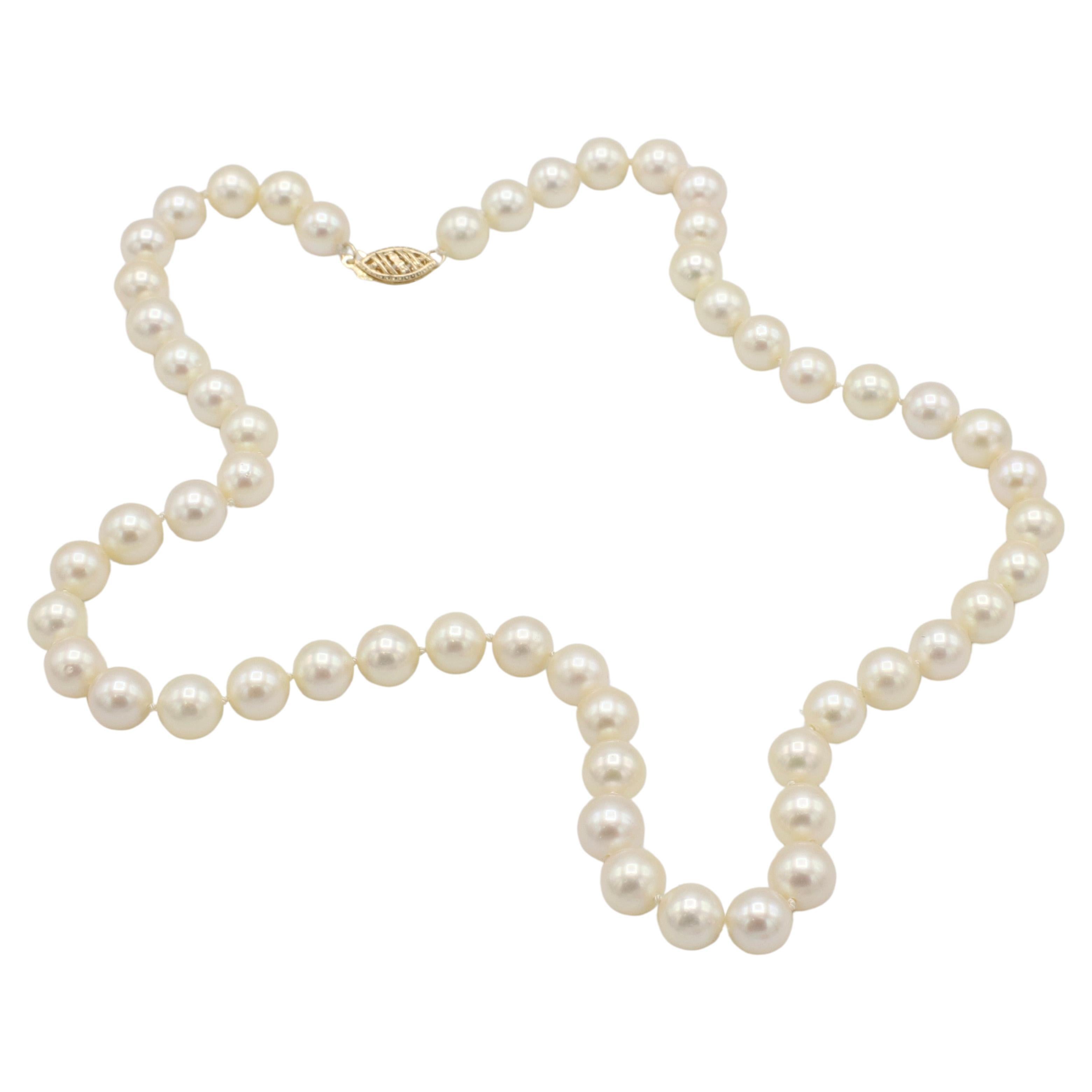Collier de perles de culture avec fermoir en or jaune 14 carats  en vente