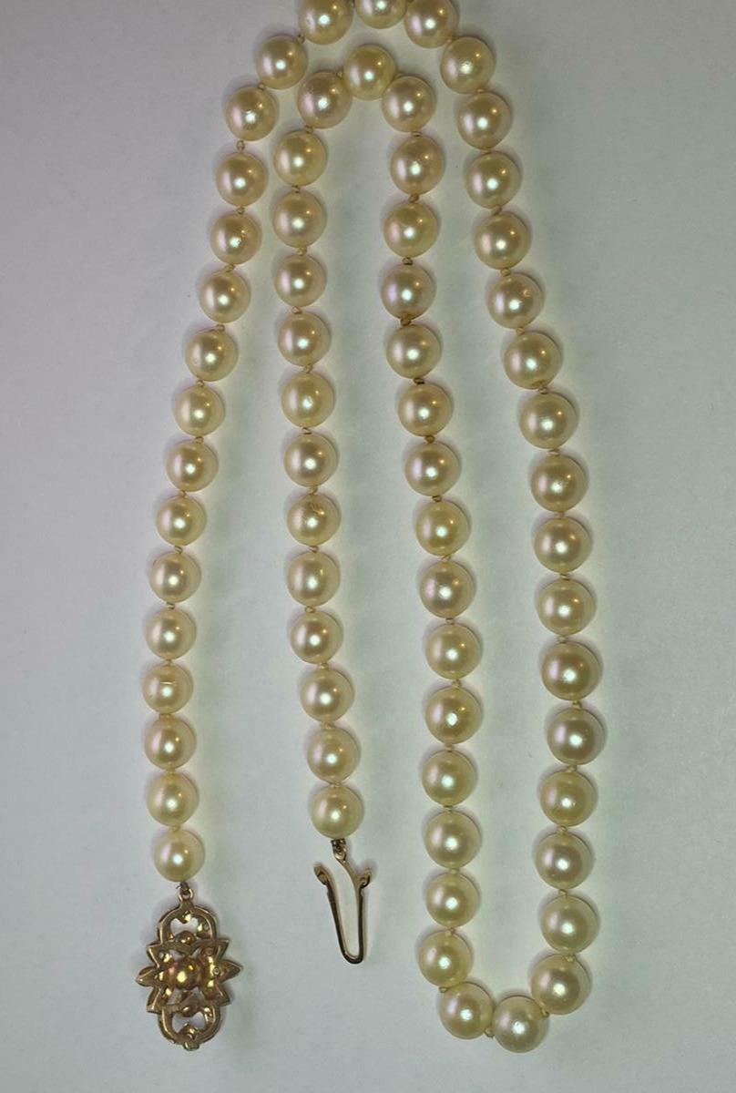 Art Deco Cultured Pearl Necklace with an 18ct Yellow Gold Diamond Clasp For Sale