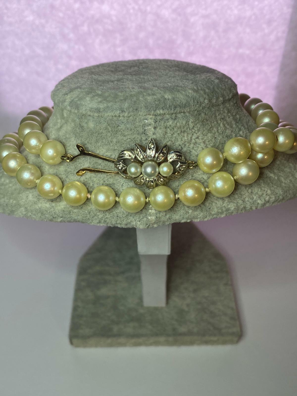 Perle Collier de perles de culture avec fermoir en or jaune 18 carats et diamants en vente