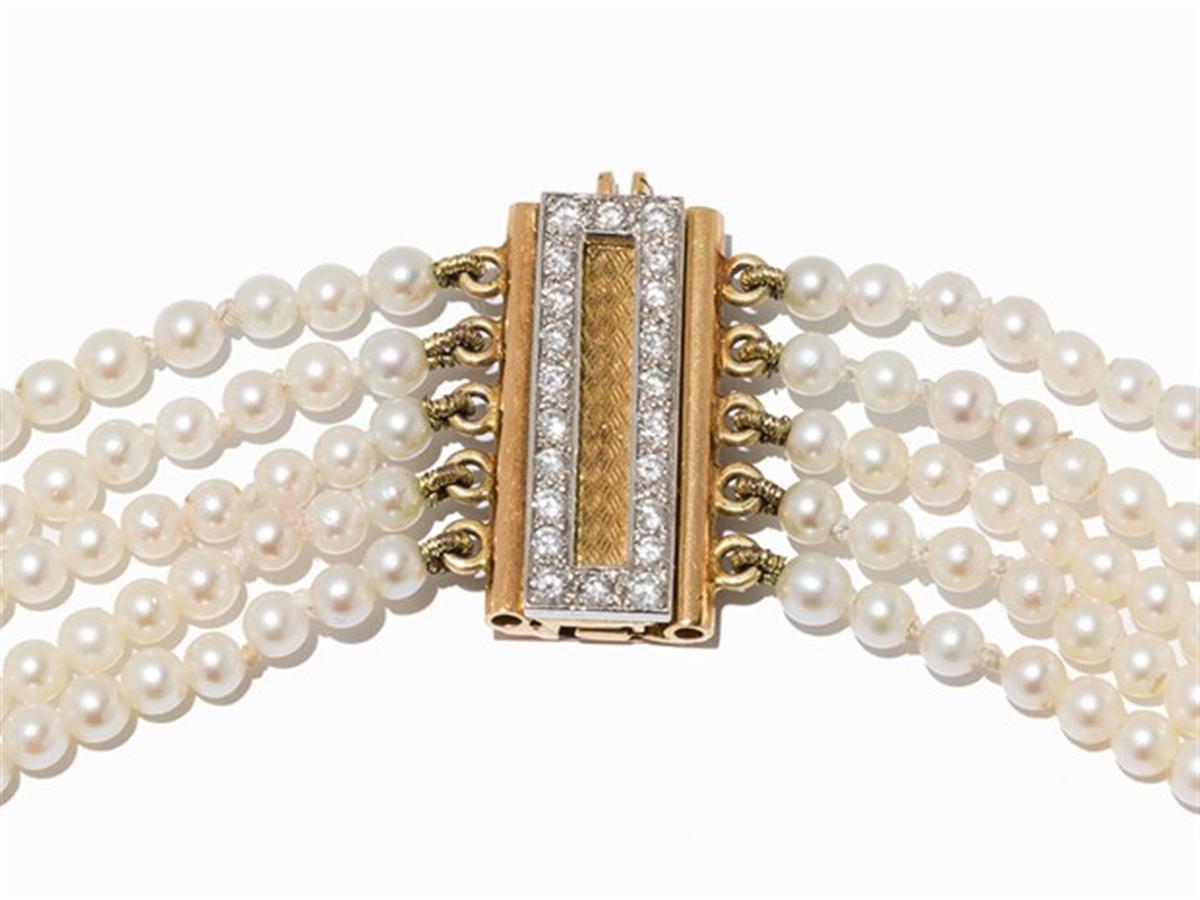 - 14 carat yellow and white gold
- Probably Germany, ca. 1980
- Slyly punched
- 22 brilliant-cut diamonds of approx. 0.50 ct., good colour and purity
- Numerous small cultured pearls of approx. 3 mm diameter each
-·	
- Length: approx. 37 cm
- Total