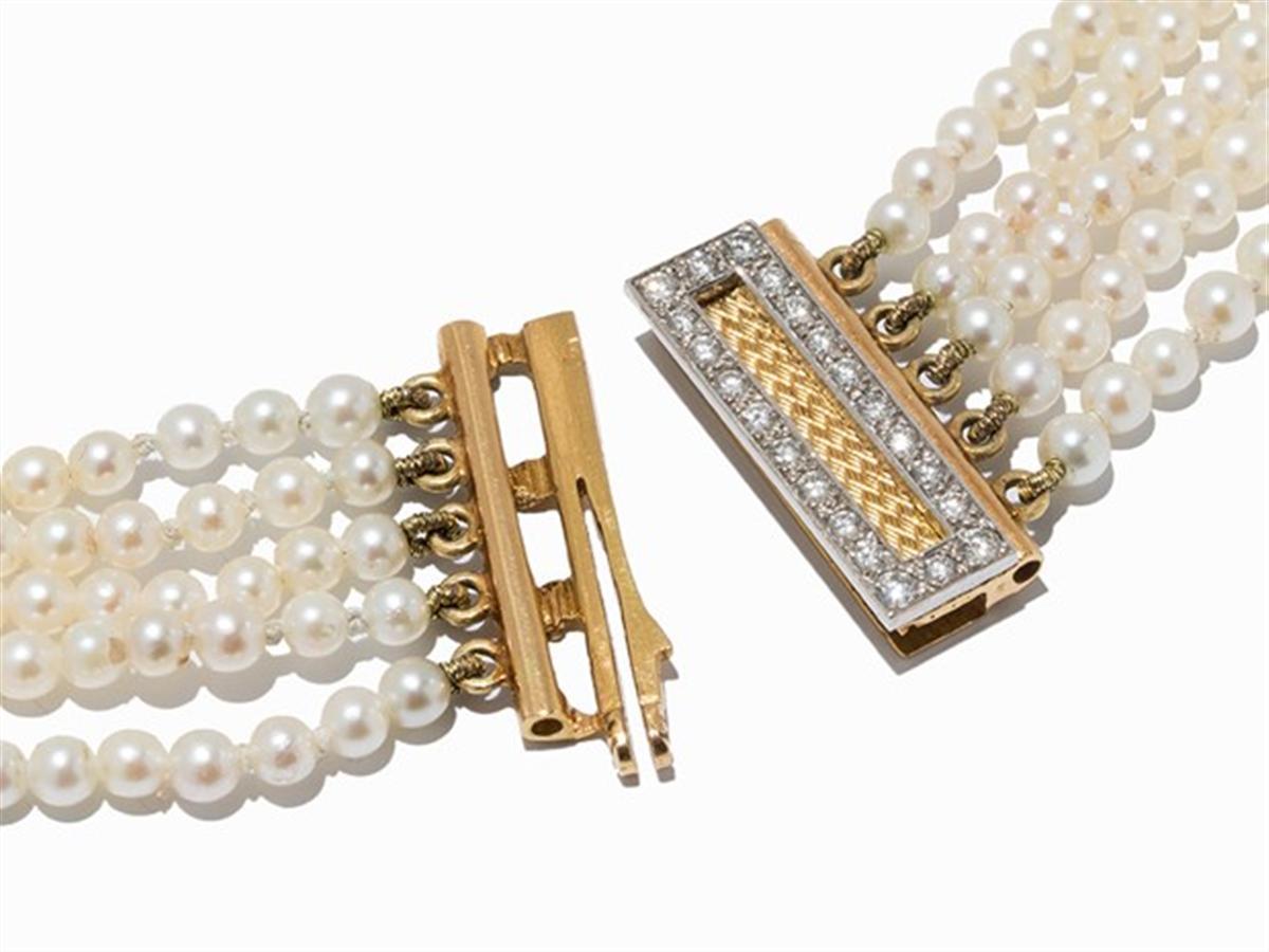 Cultured Pearl Necklace with Diamond Set Clasp, circa 1980 In Good Condition In Bad Kissingen, DE