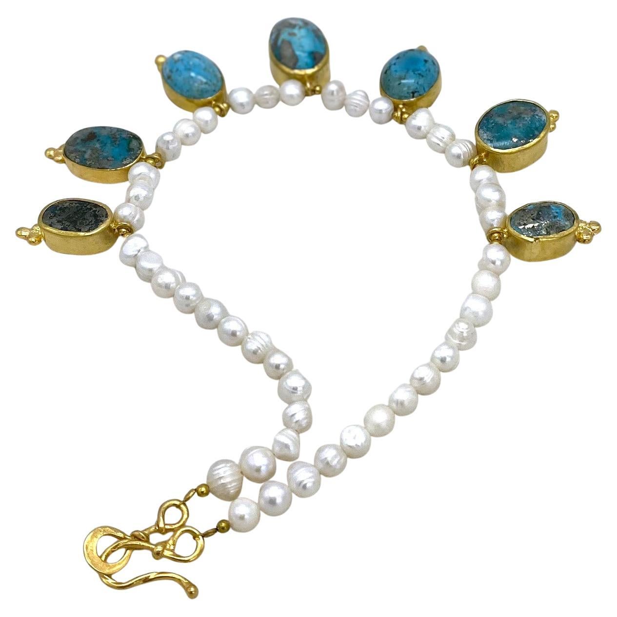 Taglio ovale Collana di perle coltivate con sette ciondoli in turchese dorato in vendita