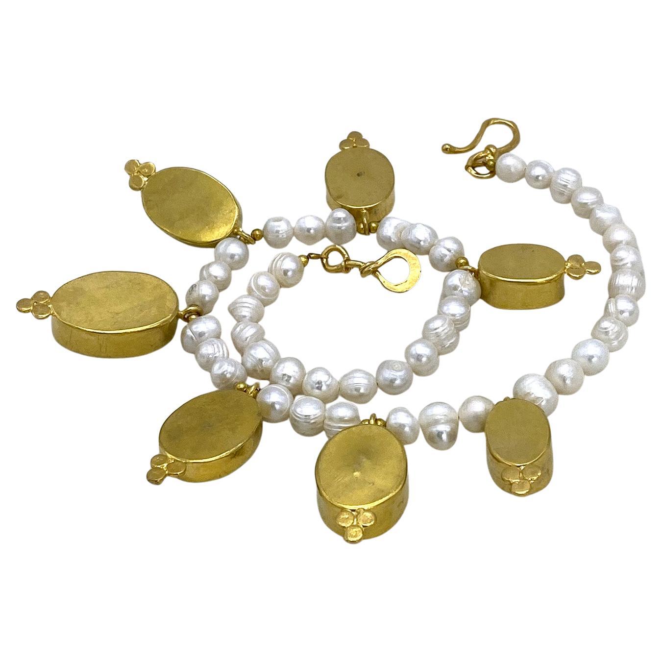 Collana di perle coltivate con sette ciondoli in turchese dorato In condizioni Nuovo in vendita a Atlanta, GA
