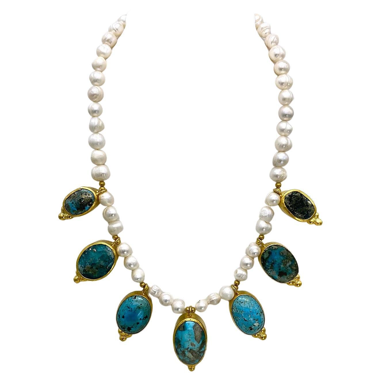Collana di perle coltivate con sette ciondoli in turchese dorato in vendita 1