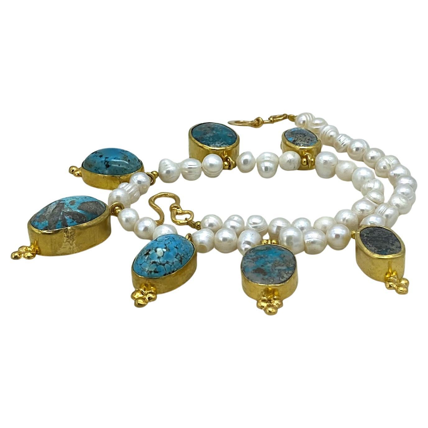 Collana di perle coltivate con sette ciondoli in turchese dorato in vendita 2