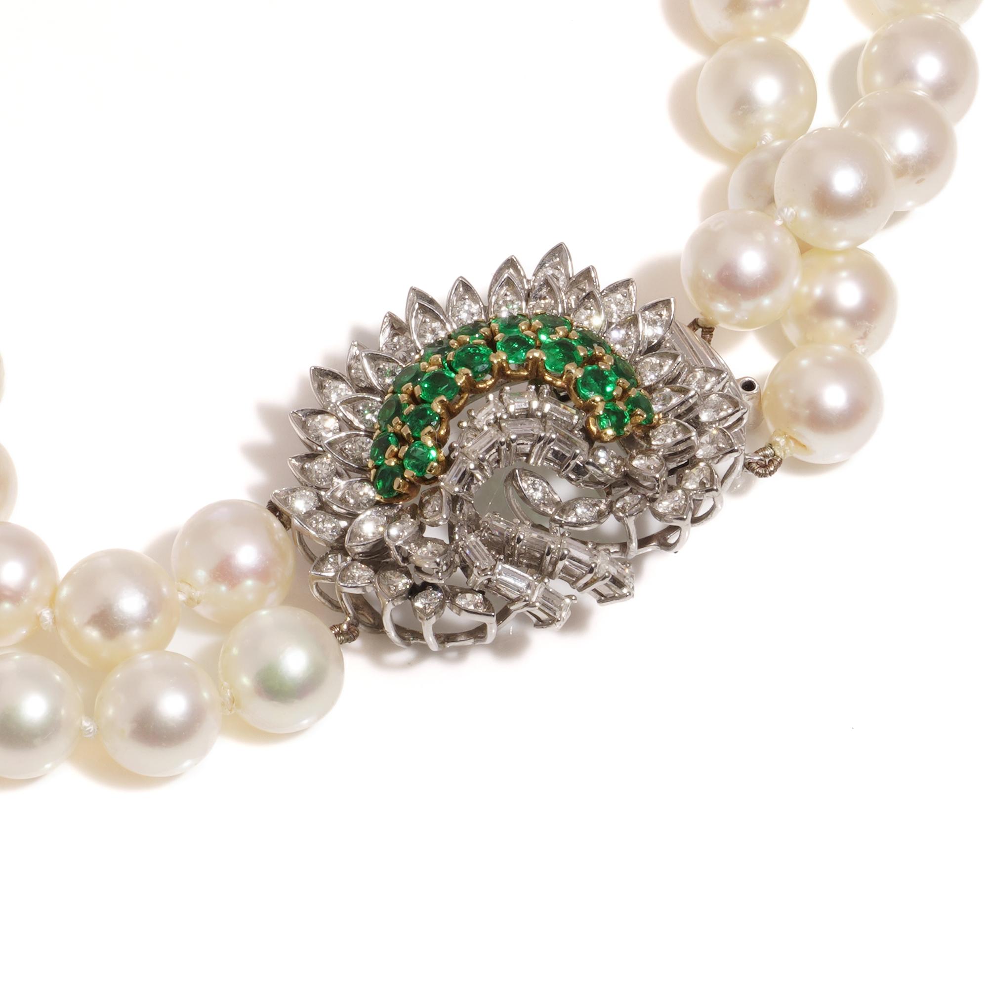 Cultured Pearl Necklace with Platinum, Diamond & Emerald Clasp (c.1950–1970)

Elegant double-strand necklace of cultured pearls (9mm), secured by a striking platinum clasp set with 68 diamonds (baguette and brilliant cut, approx. 1.50 carats, G–H