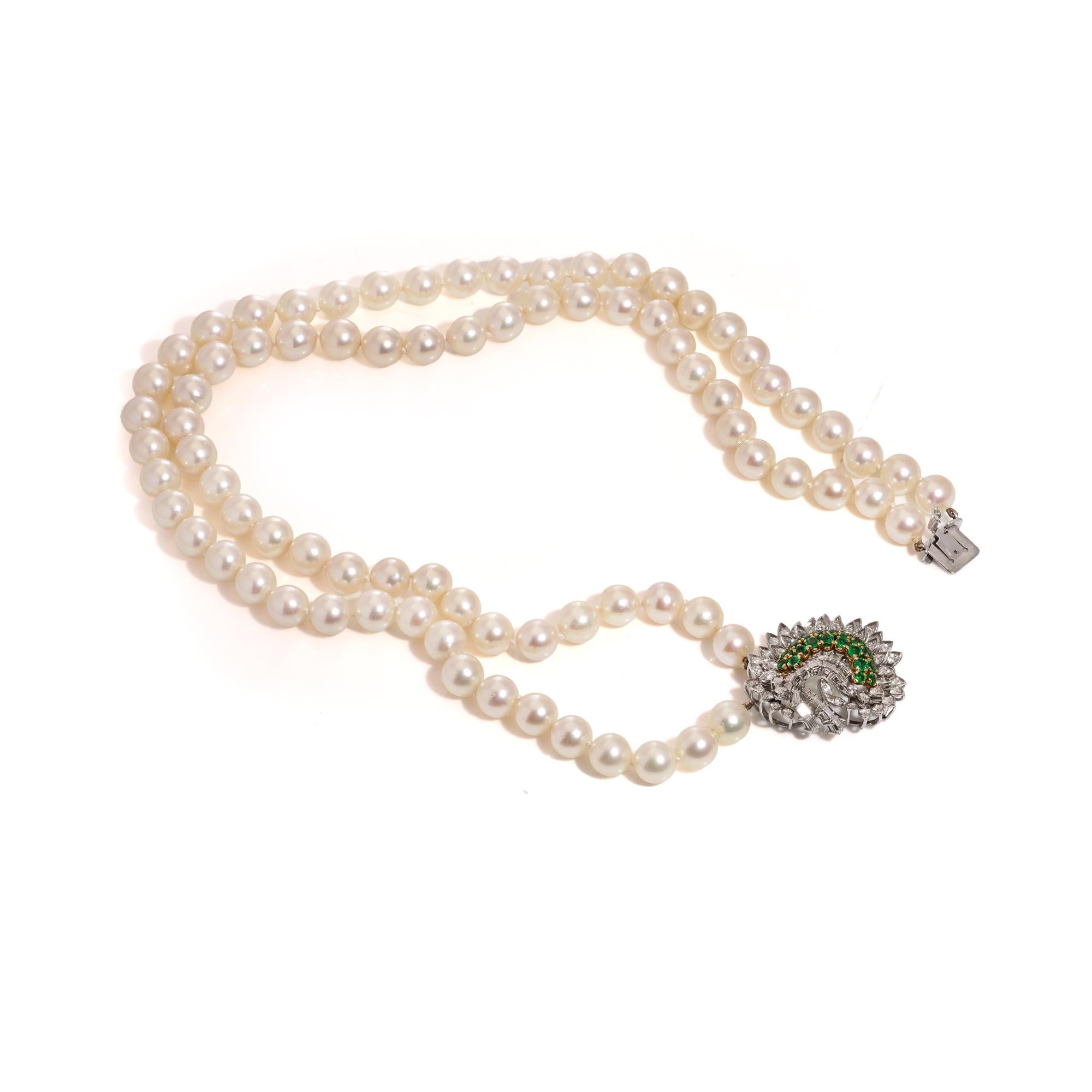Round Cut Cultured Pearl Necklace with Platinum, Diamond & Emerald Clasp For Sale