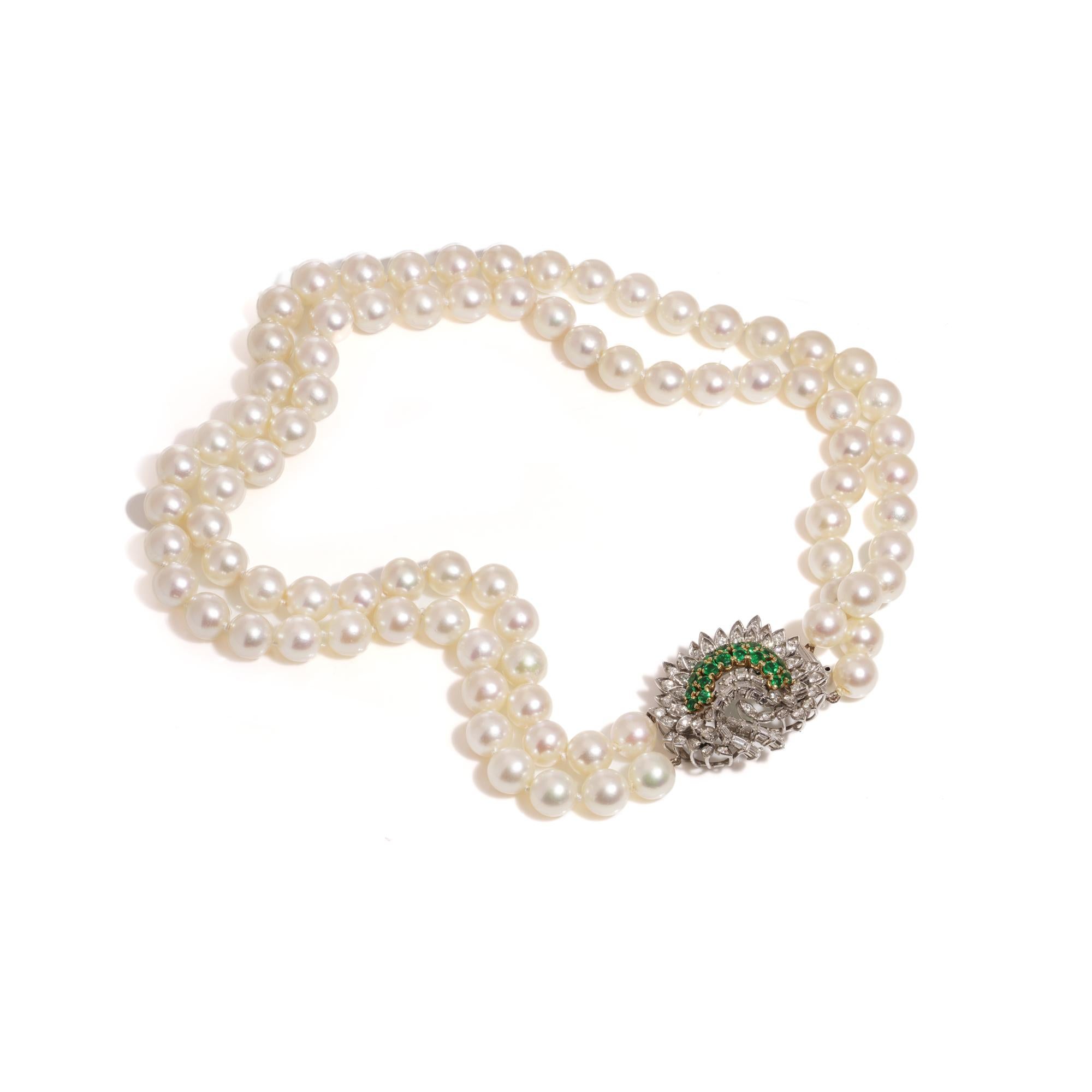 Cultured Pearl Necklace with Platinum, Diamond & Emerald Clasp In Excellent Condition For Sale In Braintree, GB