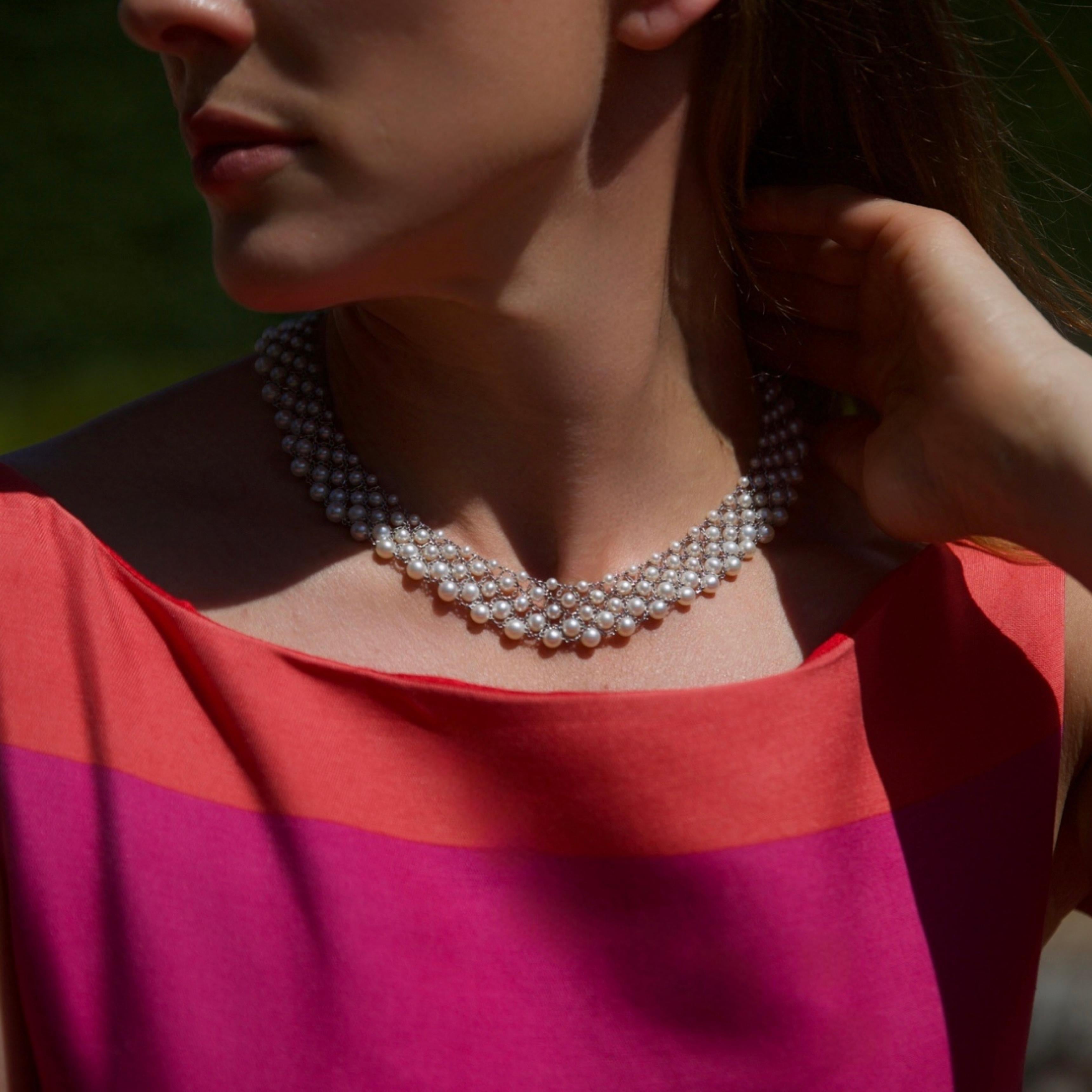 Collar de Perlas Cultivadas con Cierre de Platino, Diamantes y Esmeraldas en venta 3