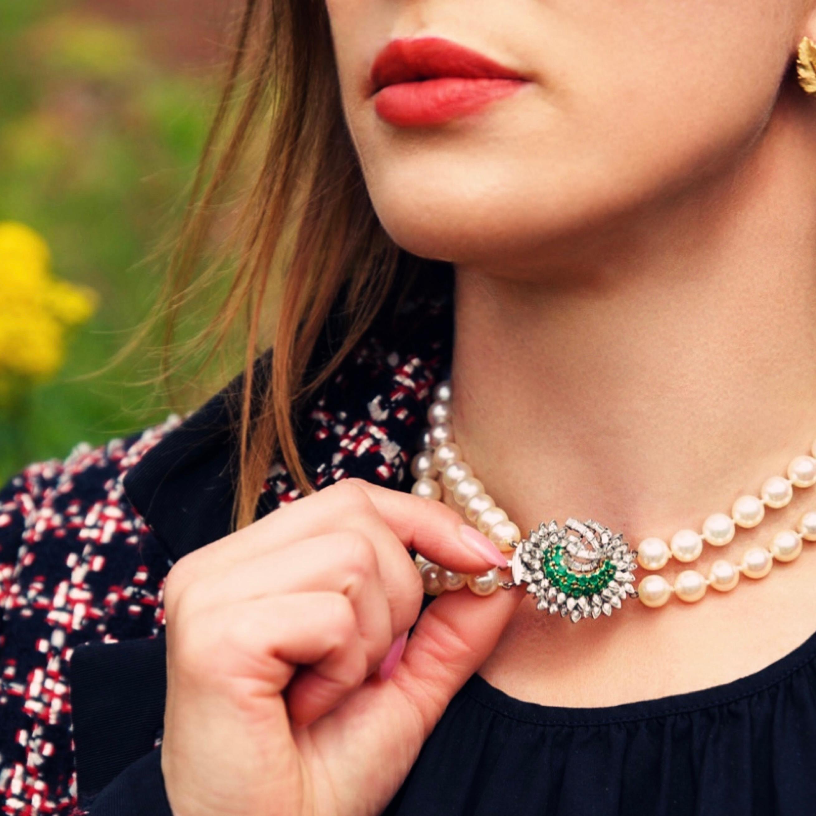 Collar de Perlas Cultivadas con Cierre de Platino, Diamantes y Esmeraldas en venta 4