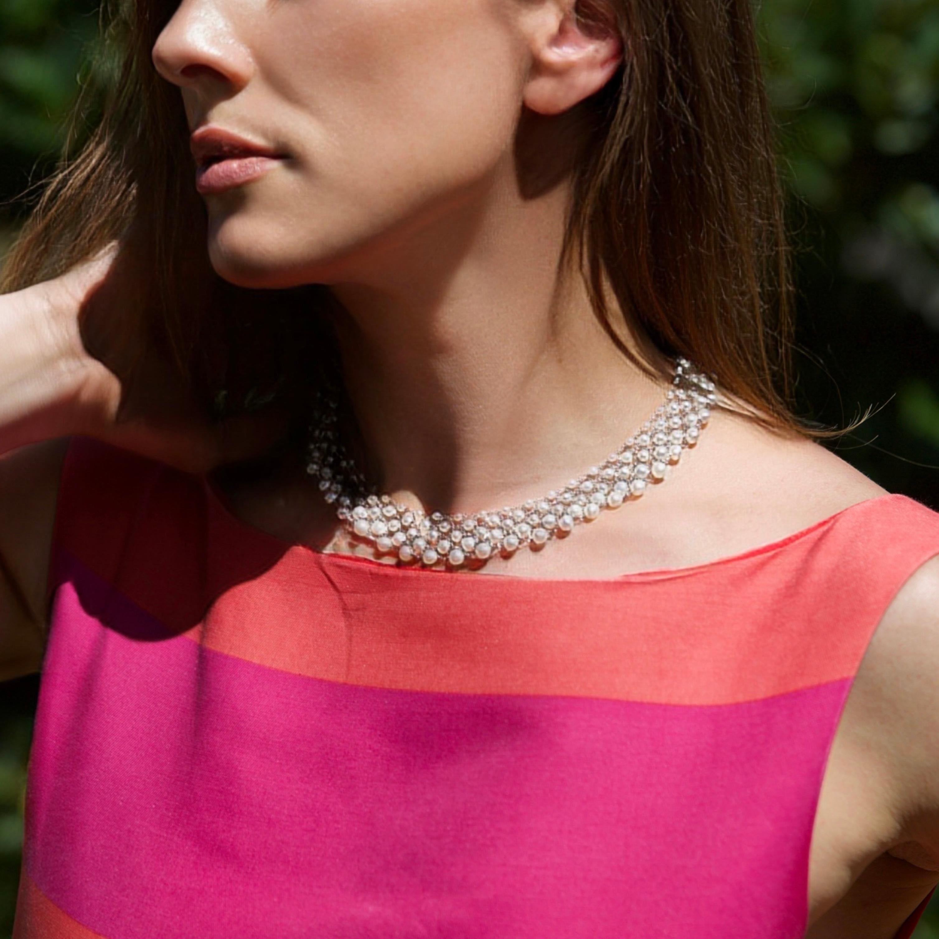 Collar de Perlas Cultivadas con Cierre de Platino, Diamantes y Esmeraldas en venta 4