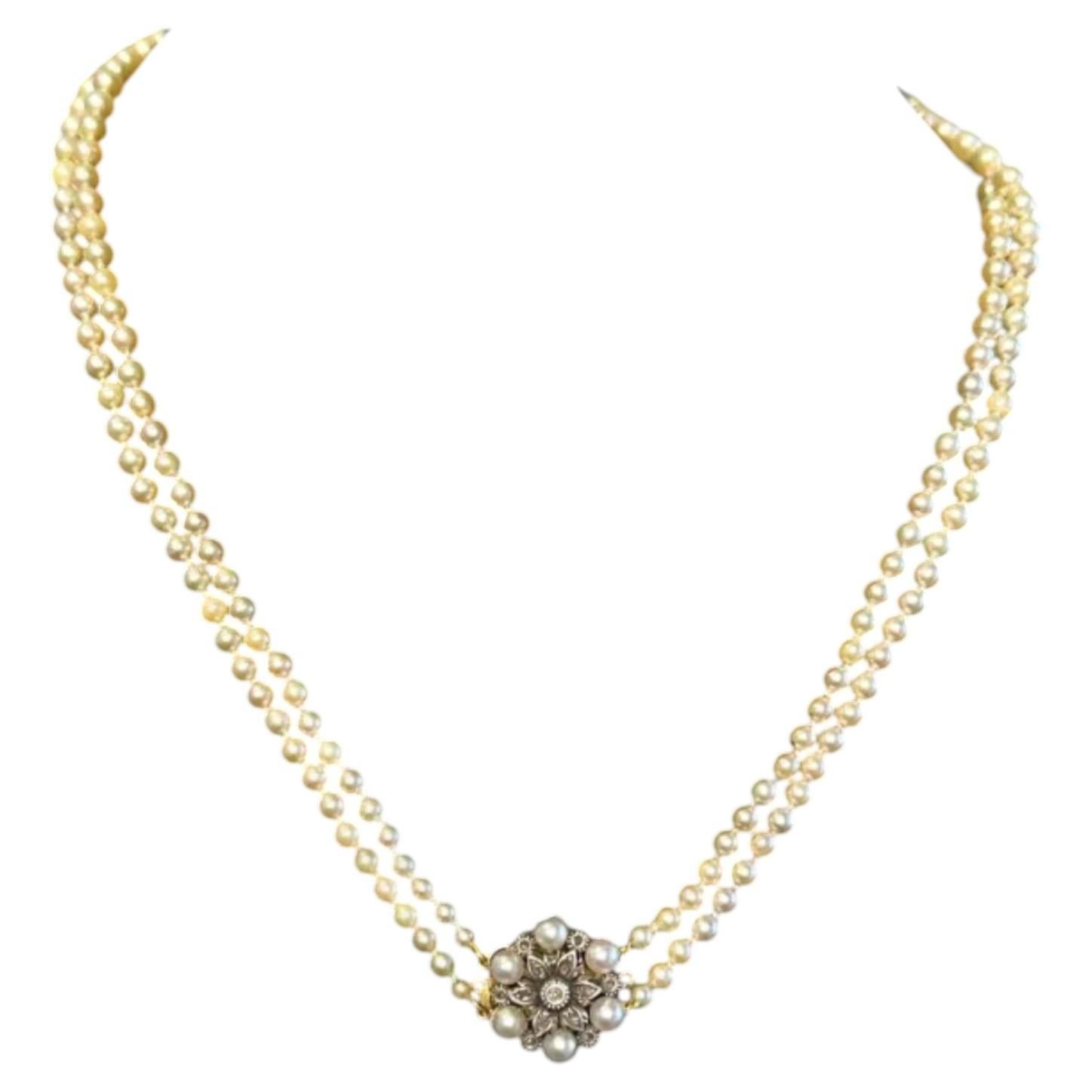 Collana di perle coltivate con chiusura a forma di fiore in argento, oro e diamanti