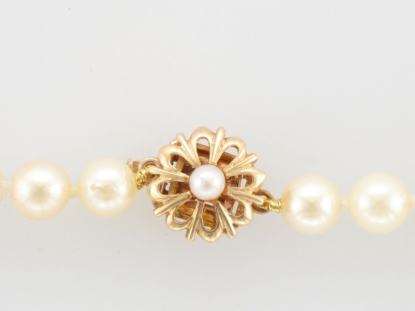 Collier de perles de culture de 6 mm avec un très joli fermoir en or jaune 9ct et perles.

Informations supplémentaires :
Longueur totale de 18
Noué individuellement
Or Poids : 1,5g
SMS2384