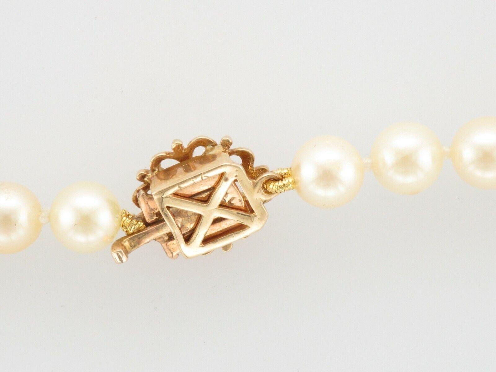 Taille pampille Collier de perles de culture avec très joli fermoir en or jaune 9 carats et perles en vente
