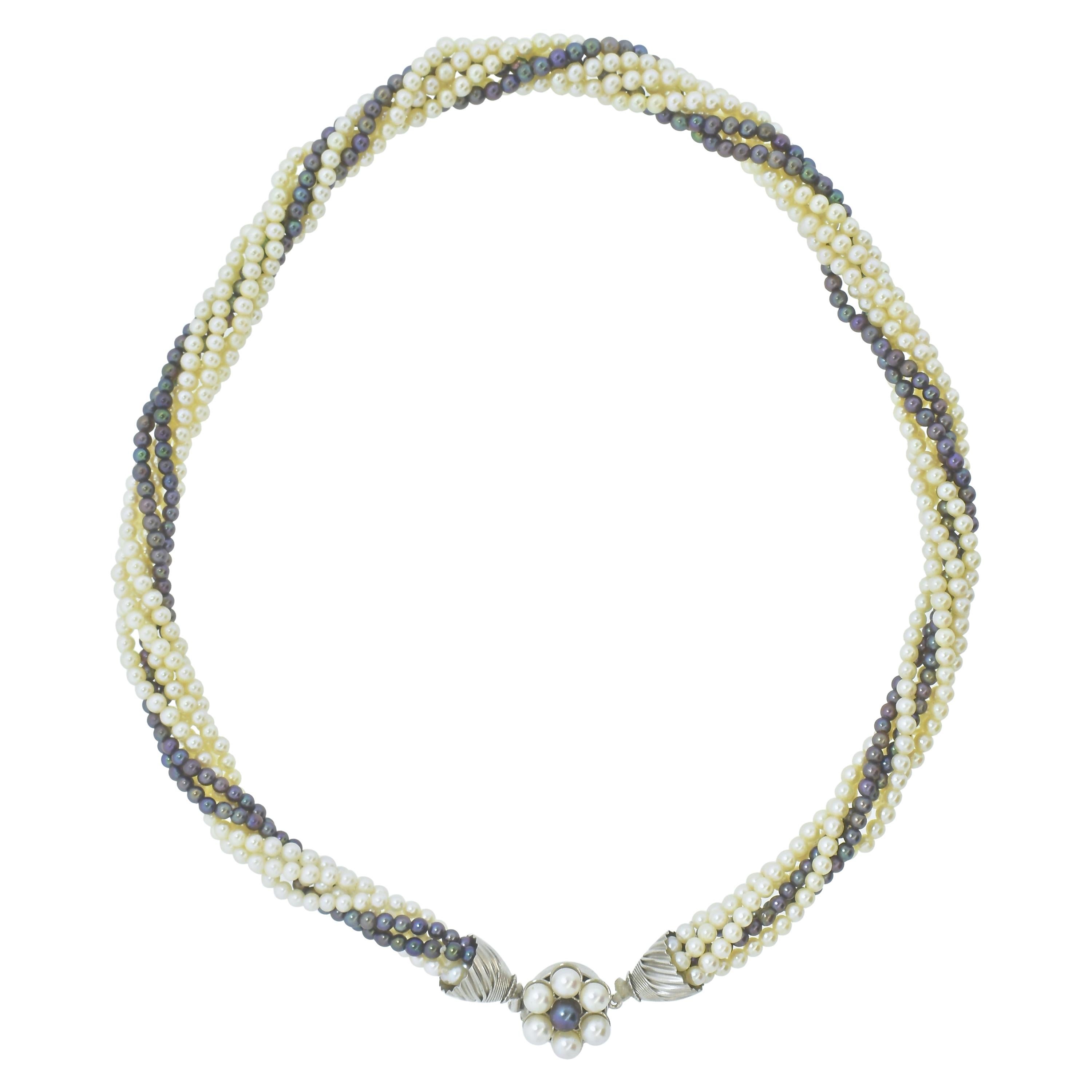 Perlenkette, die sowohl feine weiße als auch schwarze Perlen enthält.  Diese Perlen haben eine Größe von 2,5 mm bis 3,0 mm.  Man kann diese schöne Halskette leicht gedreht oder mehr tragen, je nachdem, wie lang man sie haben möchte.  In jedem Fall