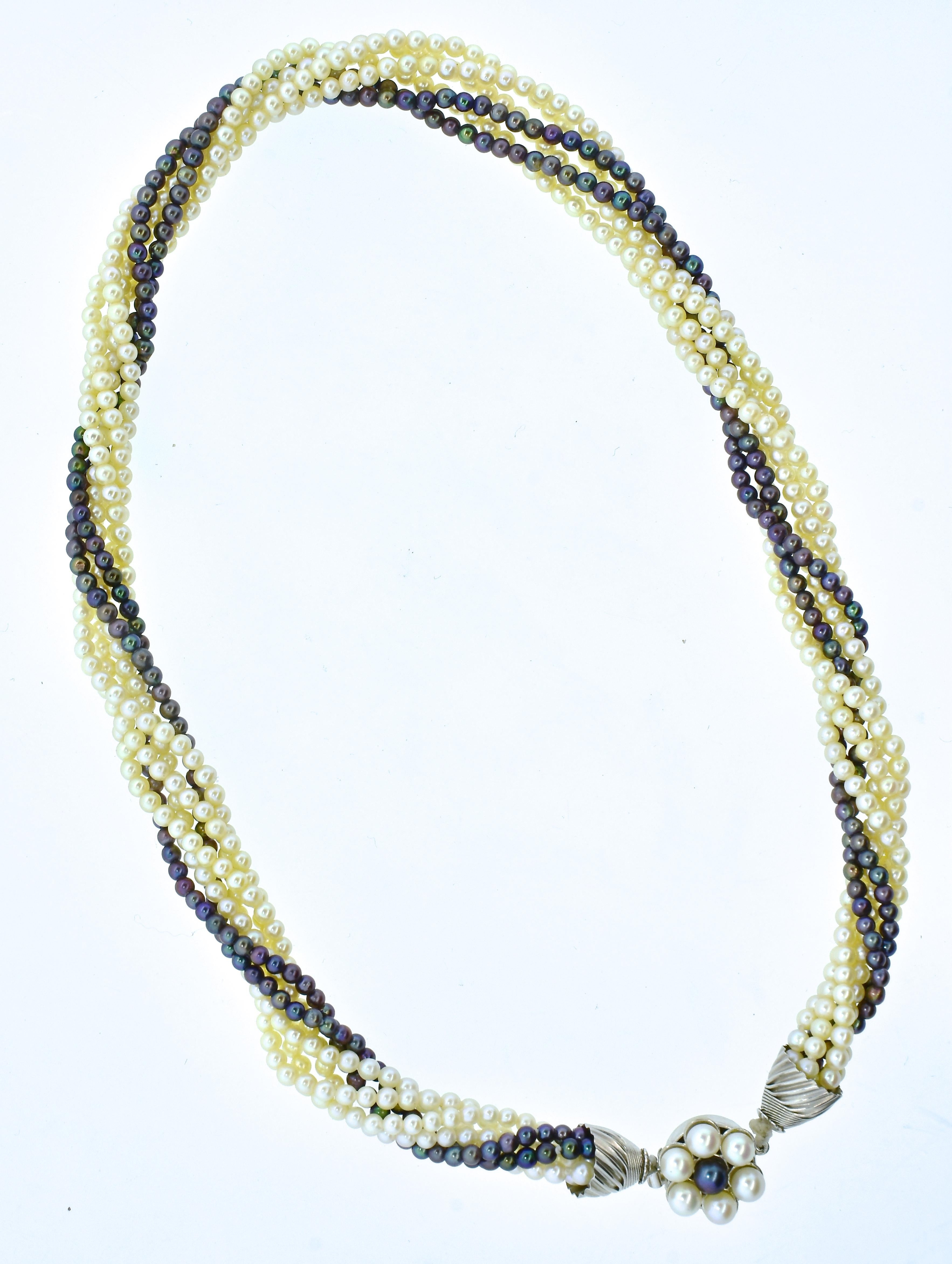 Zuchtperlen-Halskette mit weißen und schwarzen Akoya-Perlen. (Zeitgenössisch) im Angebot
