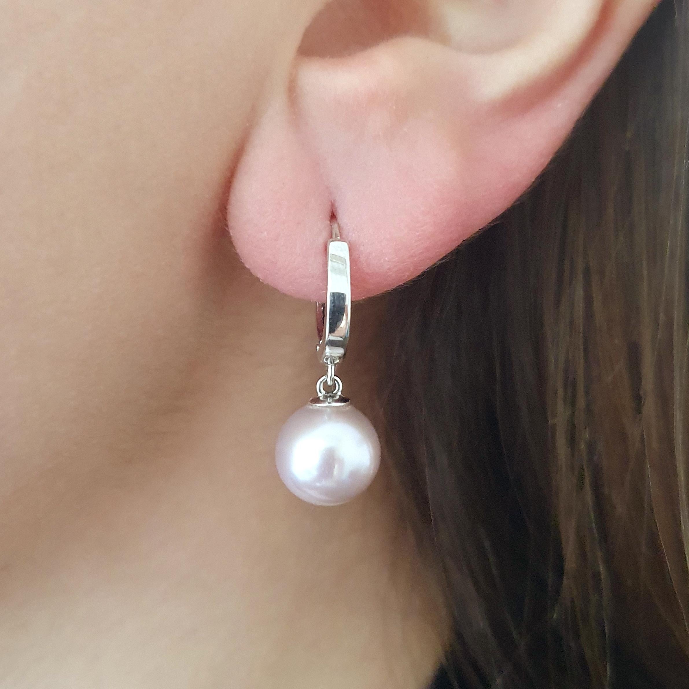 Perle coltivate su fermagli in oro bianco 18k.
Altezza totale: 2,50 centimetri (0,98 pollici).
Peso totale: 5,53 grammi.
