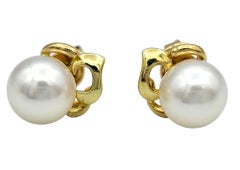 Clous d'oreilles perlées avec détails en or jaune 18 carats