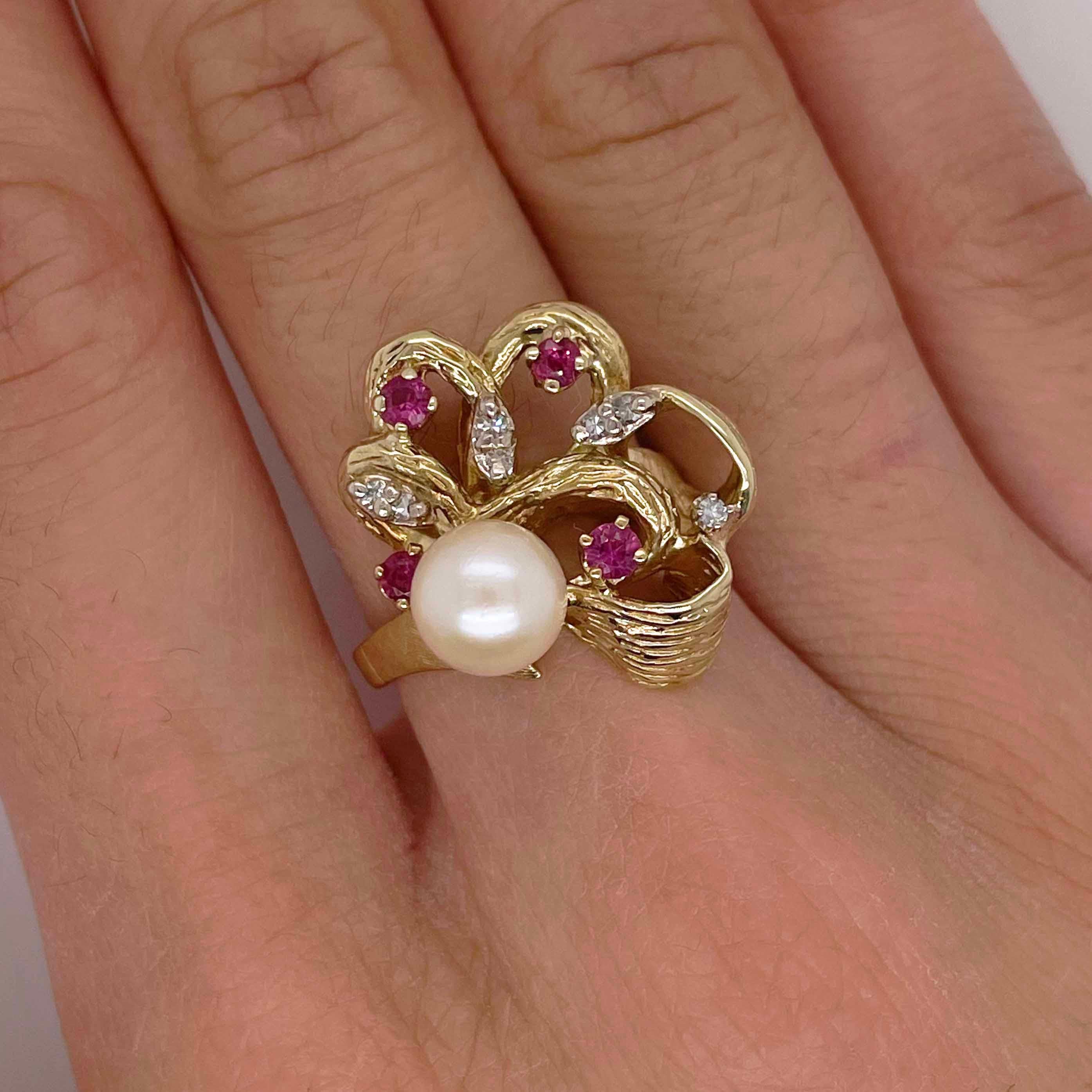 Este anillo destaca por su tamaño y diseño asimétrico. La detallada textura granulada del oro hace que este anillo parezca más personal y único. Si buscas un anillo de herencia divertido, ¡has encontrado la pieza! A continuación encontrarás los