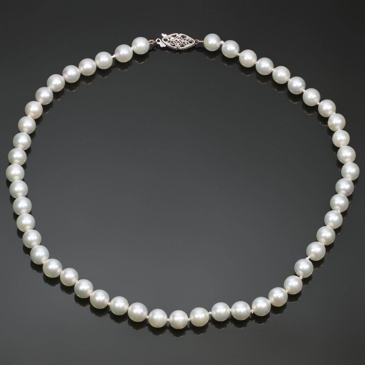 Un classico filo di perle da 7,5 mm, molto pulite, di dimensioni uniformi e di colore bianco con una buona lucentezza. Completa il tutto una chiusura ornamentale in filigrana in oro bianco 14k. Misure: Larghezza 7 mm (0,27