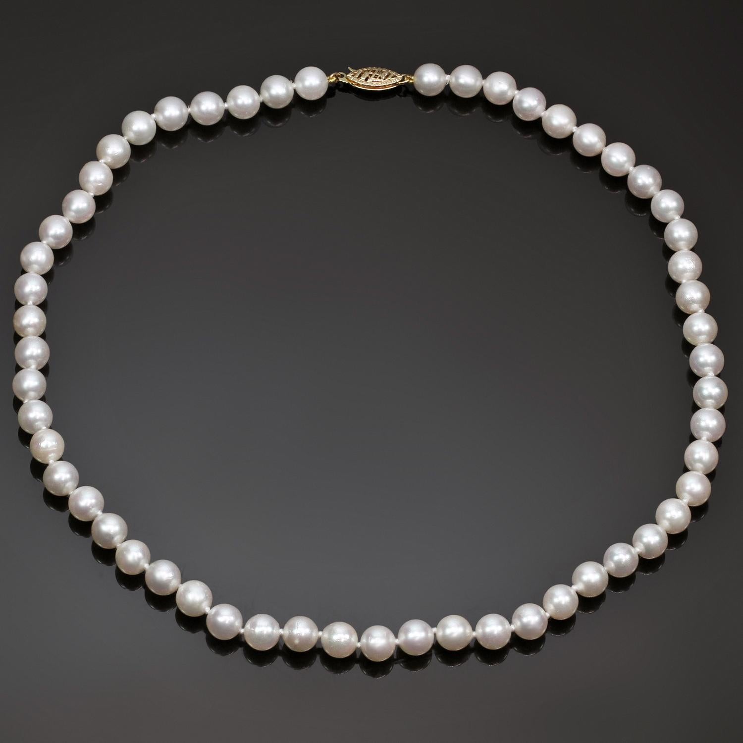 Un rang classique de perles de culture rondes authentiques de 7,0 mm de couleur blanc rosé et d'un grand lustre, une sélection uniforme avec très peu d'imperfections. Le tout est complété par un fermoir filigrane ornemental en or jaune 14k.