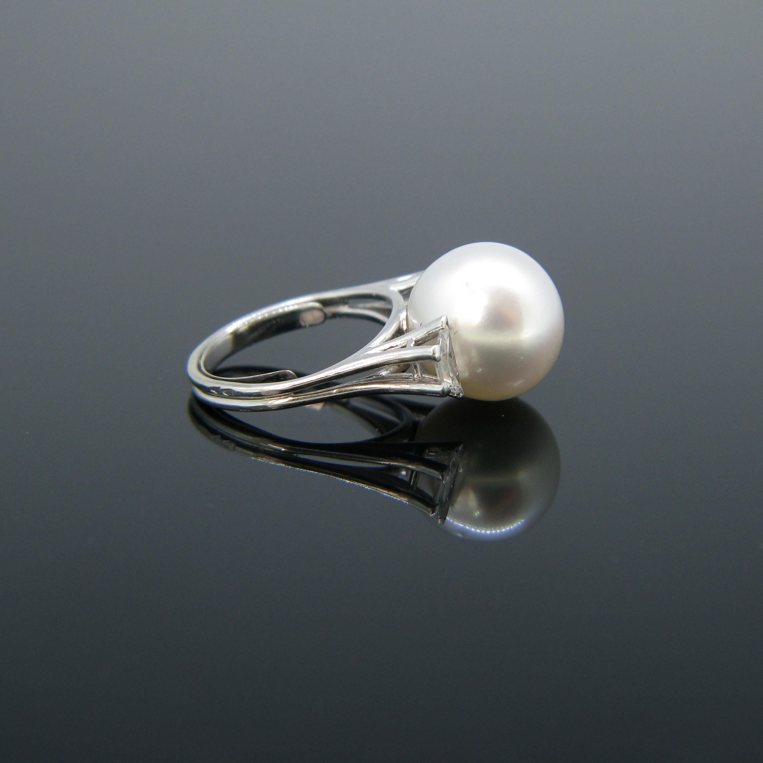 Cultured Pearl Trapeze Diamonds White Gold Platinum Ring In Excellent Condition In London, GB