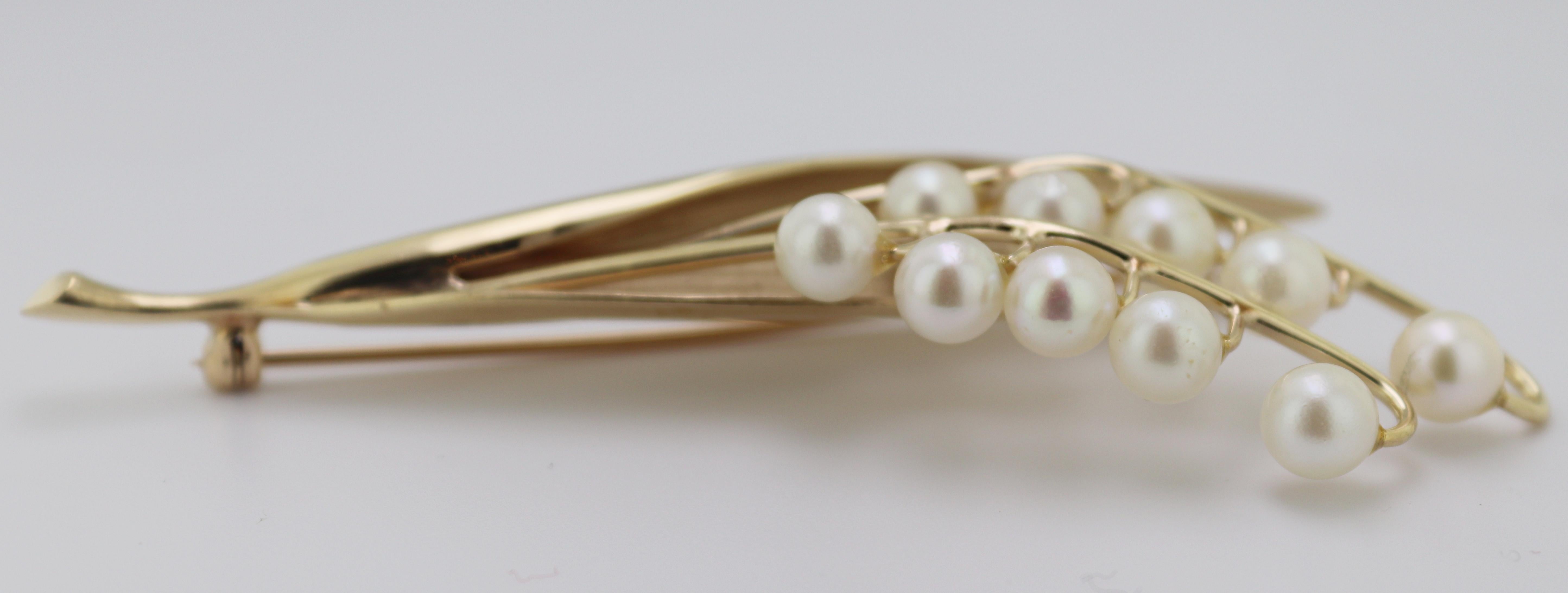Round Cut Cultured Pearl, Yellow Gold ”Lilly of the Valley” Brooch