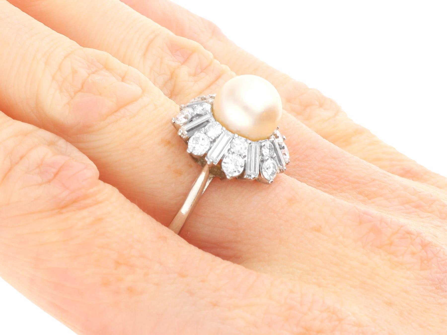 Anillo en racimo de platino con perla cultivada de agua salada y diamantes de 2,16 quilates Circa 1950 en venta 5