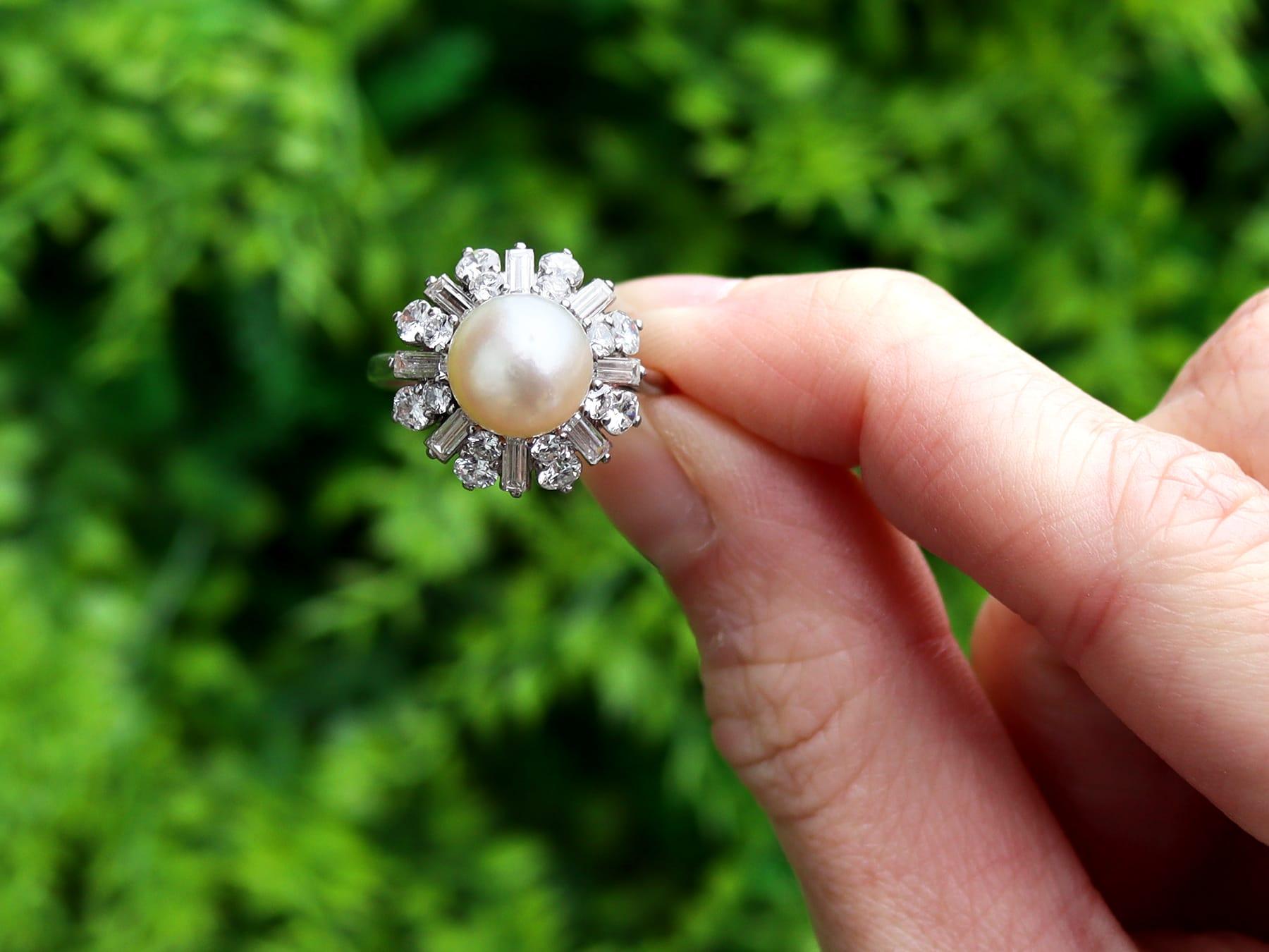 Un impresionante, fino e impresionante anillo de perlas cultivadas de agua salada y diamantes de 2,16 quilates, de platino, estilo Art Decó; forma parte de nuestra variada colección de anillos de compromiso de perlas vintage.

Este asombroso, fino e