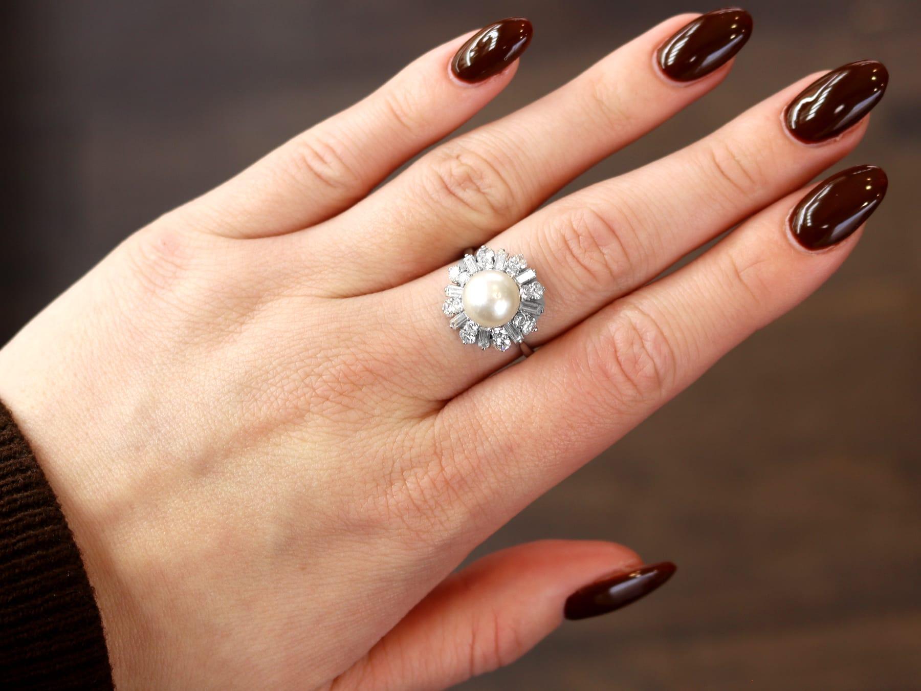 Anillo en racimo de platino con perla cultivada de agua salada y diamantes de 2,16 quilates Circa 1950 Corte baguette en venta