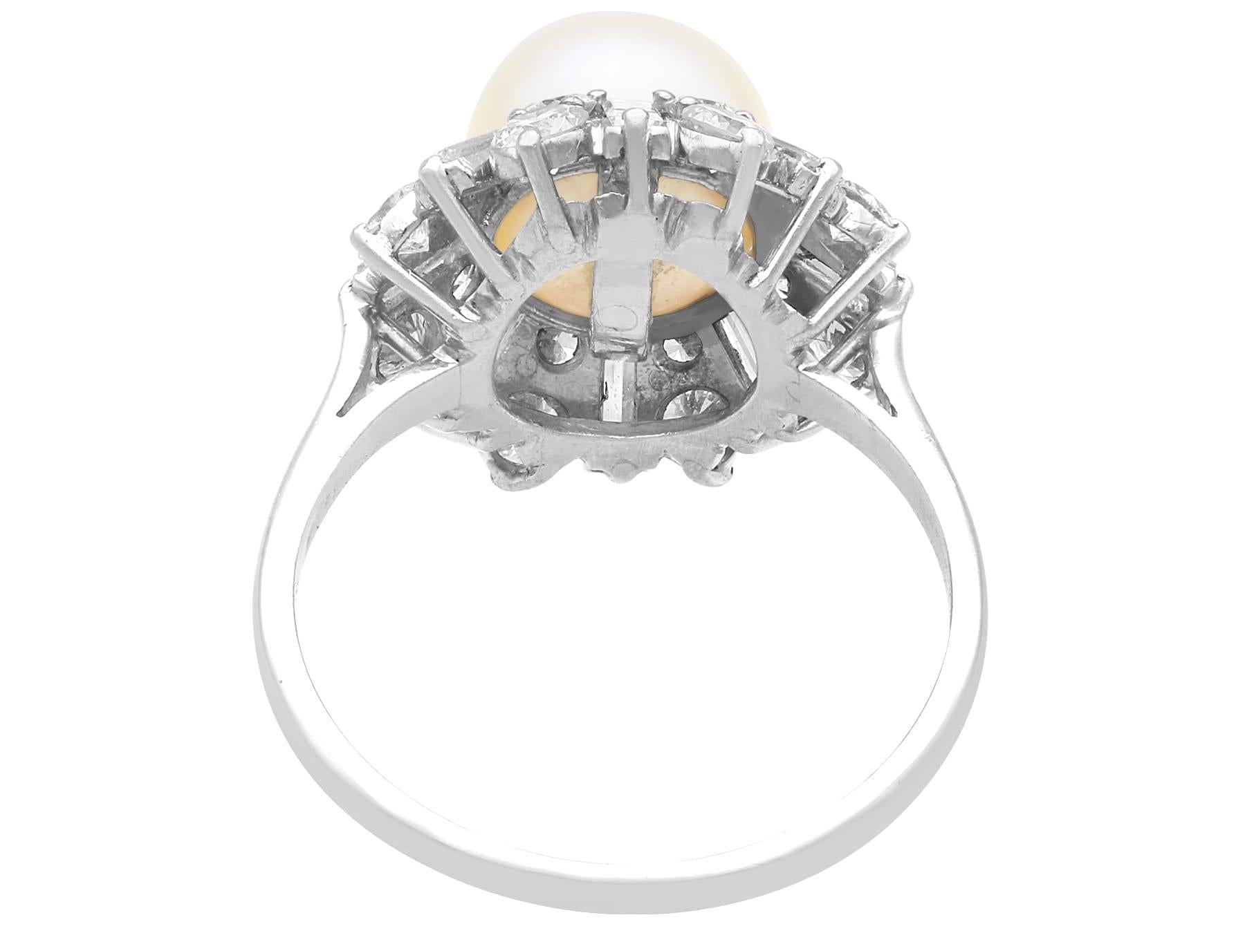 Anillo en racimo de platino con perla cultivada de agua salada y diamantes de 2,16 quilates Circa 1950 en venta 1