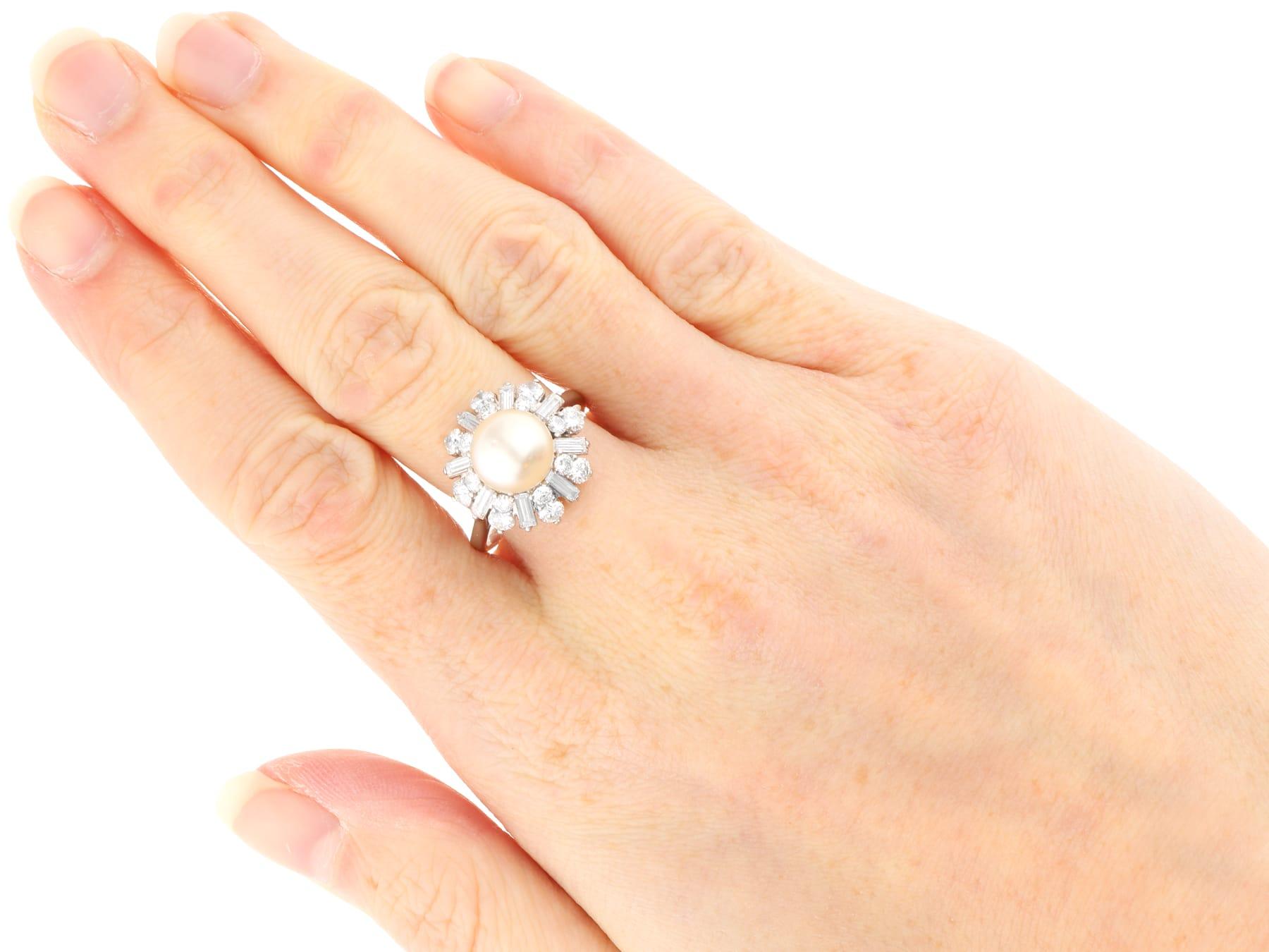 Anillo en racimo de platino con perla cultivada de agua salada y diamantes de 2,16 quilates Circa 1950 en venta 4