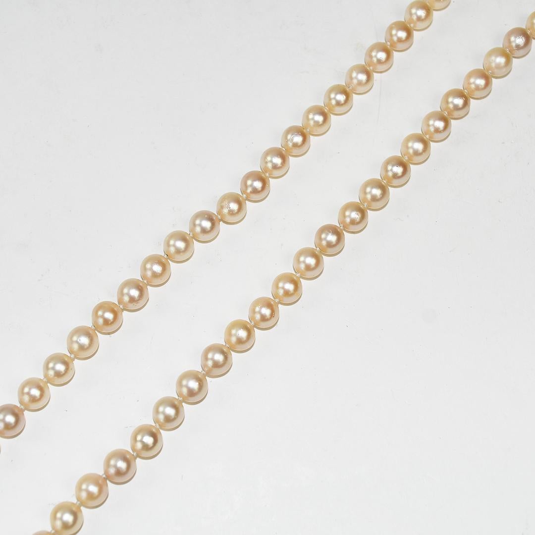 Gran collar de perlas cultivadas de agua salada.
9,5 mm de diámetro.
Color crema claro con matices rosa claro.
Buen brillo con manchas naturales en la superficie de las perlas.
La hebra mide 32 cm de largo.
Cierre dorado.
Recientemente reanudado con