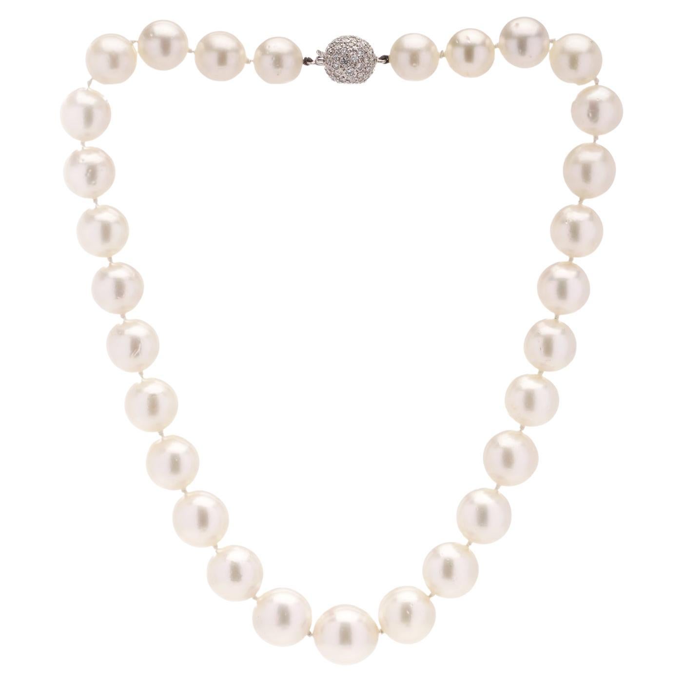 Collar de perlas cultivadas de los Mares del Sur con cierre de bola de diamantes en oro de 18 quilates
