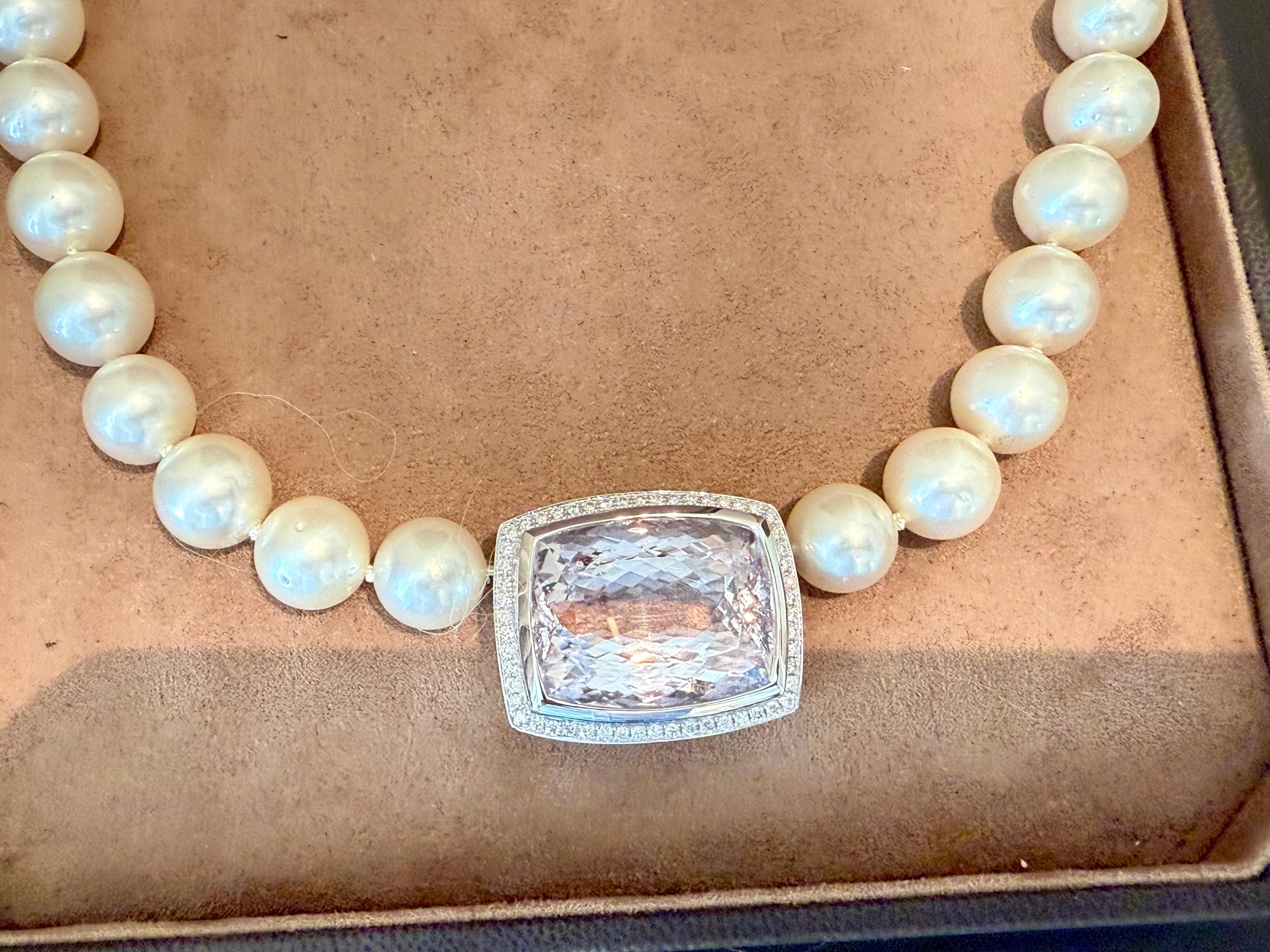 Una collana eccezionale e accattivante, composta da una raffinata perla rotonda coltivata dei mari del Sud (diametro 13-15 mm) e da una chiusura/pendente  in oro bianco 18 K. con una grande Kunzite rettangolare dallo splendido colore rosa pallido.