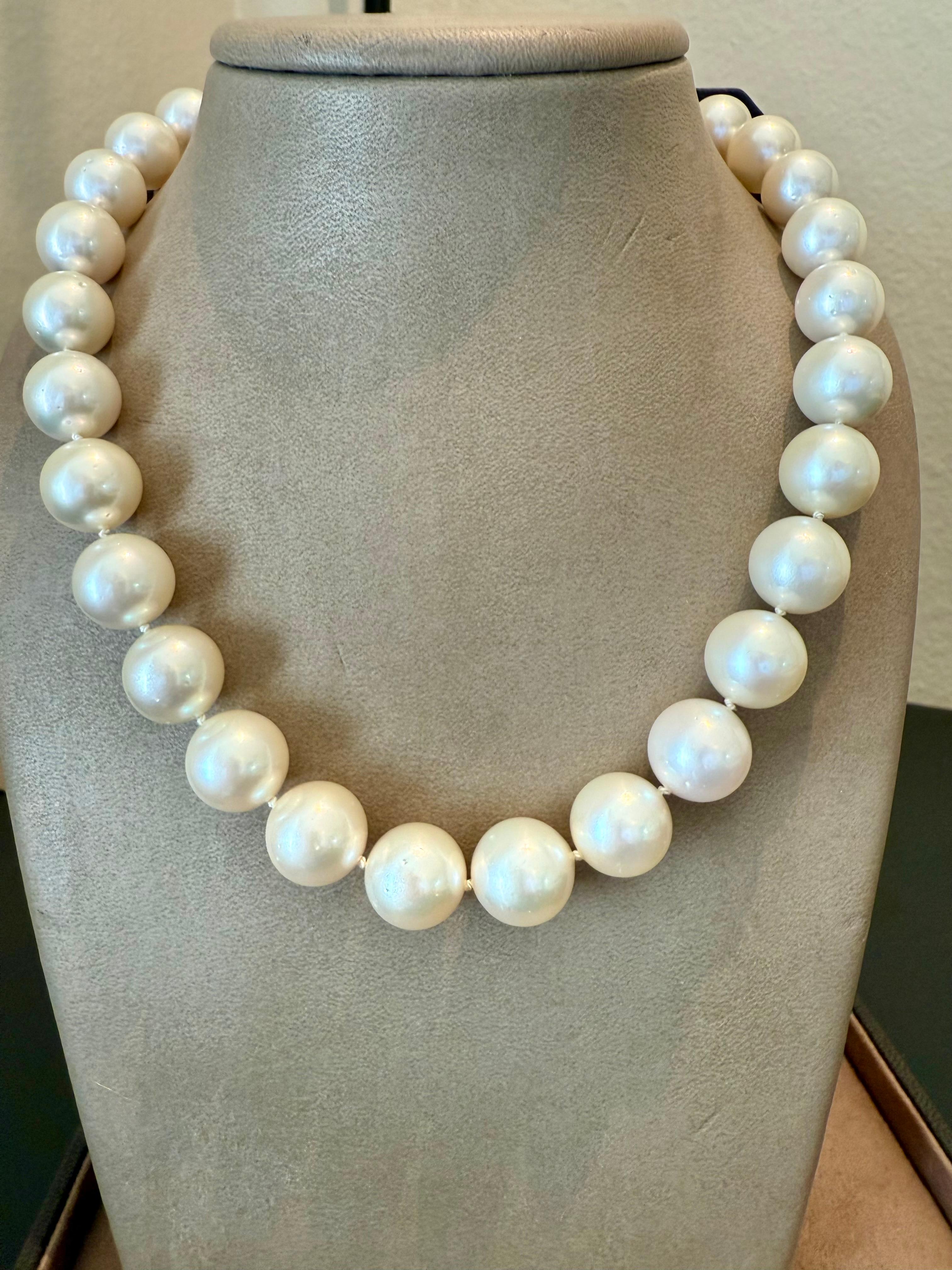 Perla coltivata dei mari del sud  Collana con  Ciondolo con diamante in oro bianco 18 K.K. In condizioni buone in vendita a Zurich, Zollstrasse