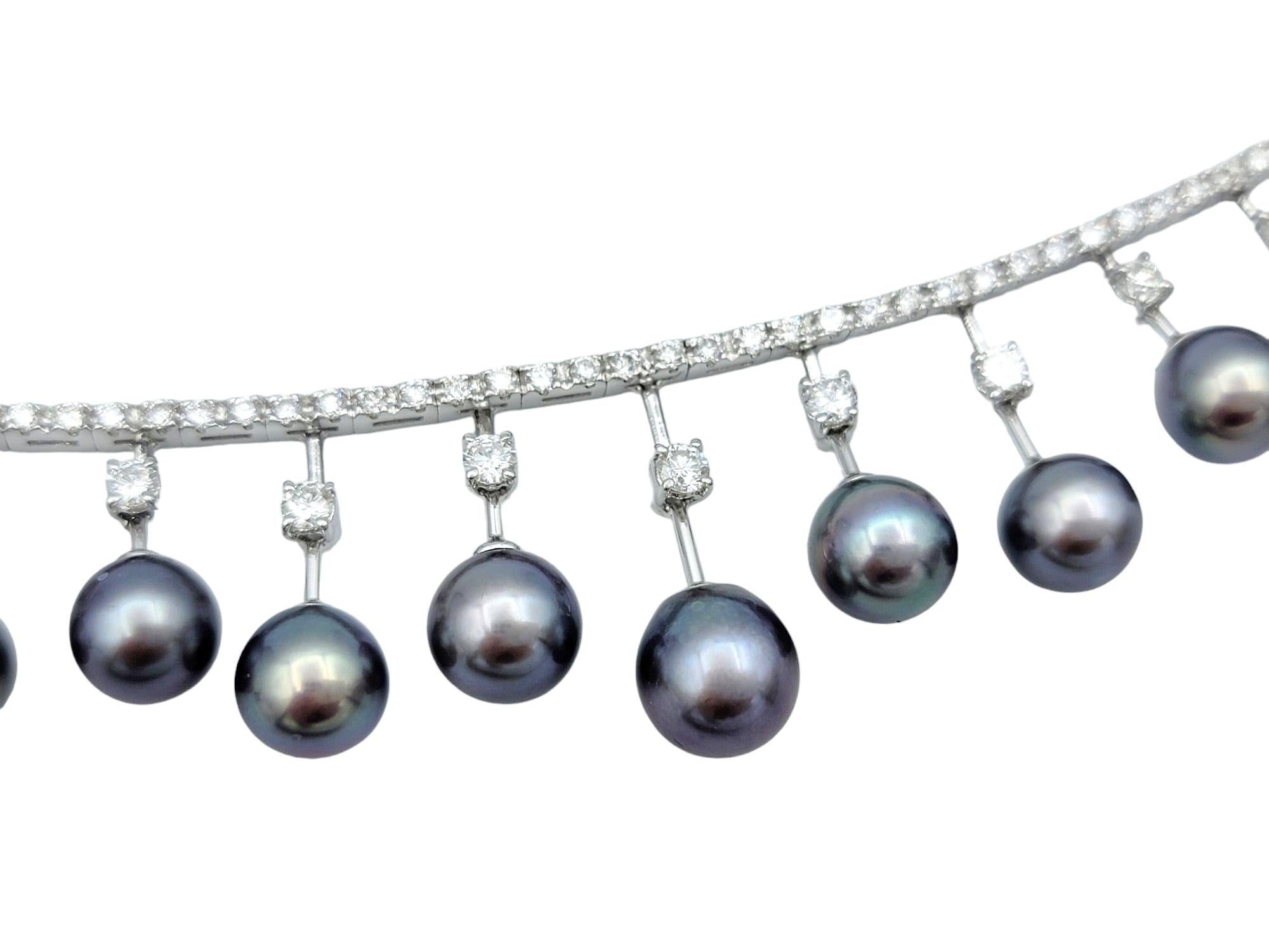 Erleben Sie die fesselnde Anziehungskraft dieser Halskette aus schwarzen Tahiti-Zuchtperlen und Diamanten, die sorgfältig aus 18 Karat Weißgold gefertigt ist. Dieses exquisite Stück zeichnet sich durch 19 glänzende schwarze Perlen aus, die jeweils