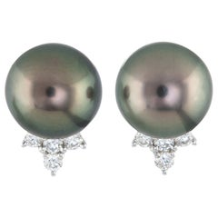 Clous d'oreilles en or blanc 18 carats avec perles noires de Tahiti de culture et diamants