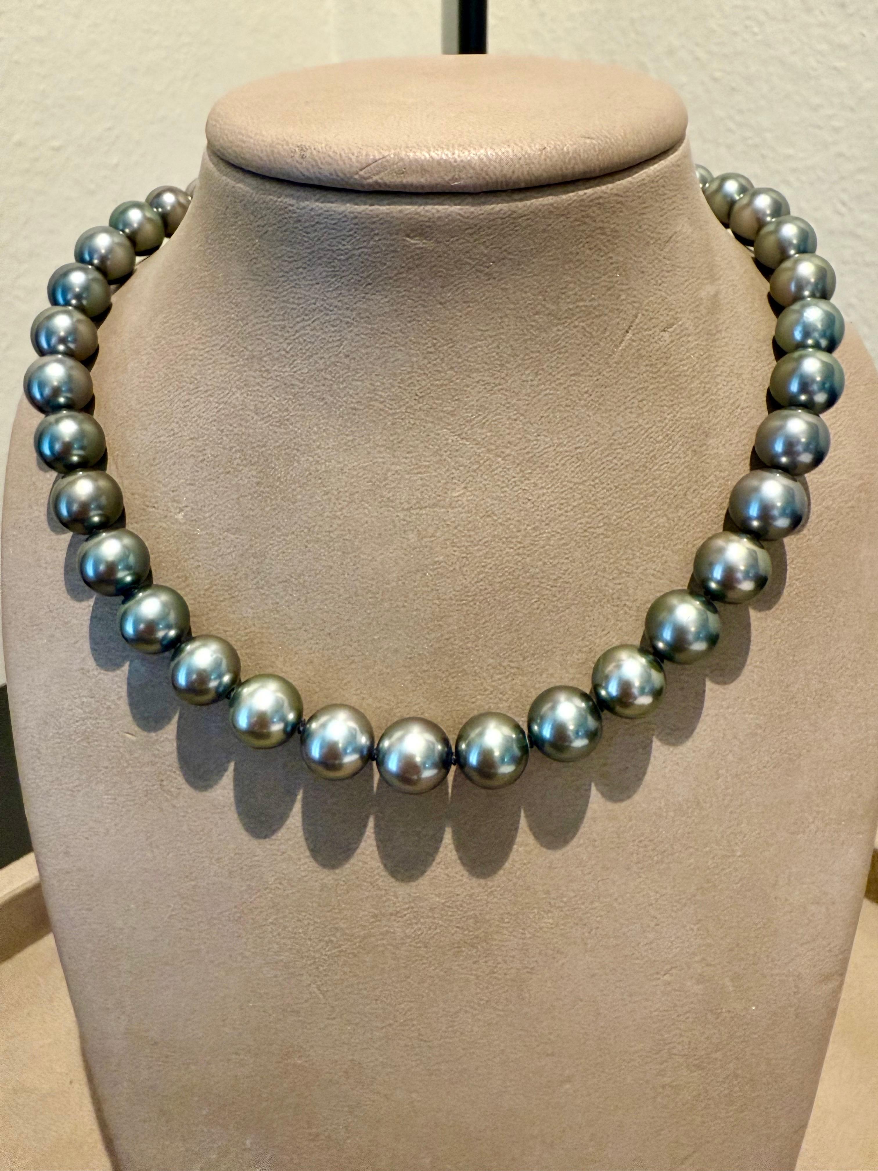 Zucht-Tahiti-Perlenkette mit Aquamarin-Diamant-Verschluss im Angebot 12