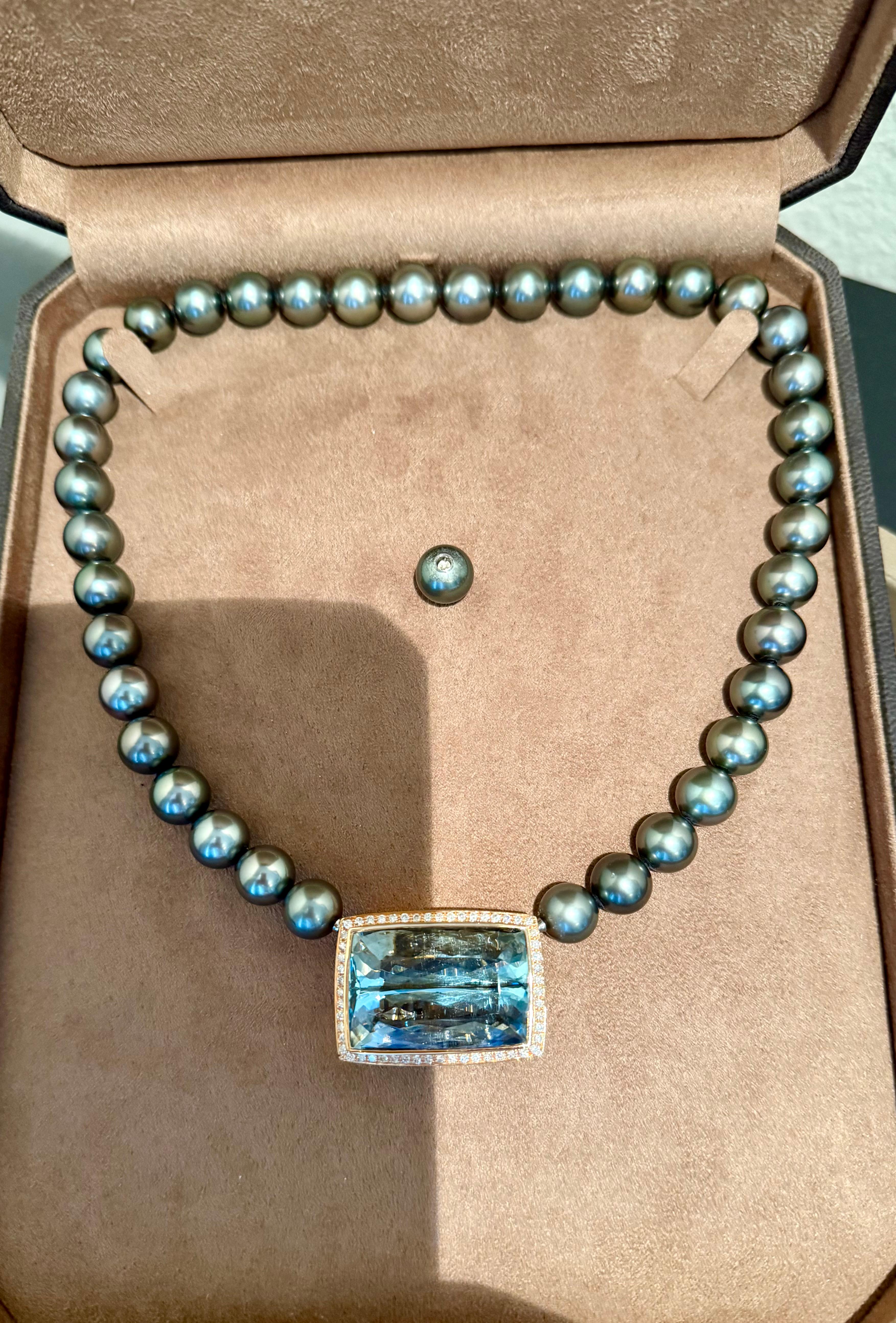 Ein außergewöhnliches und auffälliges Collier, bestehend aus einer feinen, runden, silberfarbenen Tahiti-Zuchtperlenkette (Diamenter 11-11,5 mm) und einem Verschluss aus 18 K. Roségold mit einem großen, rechteckigen Aquamarin von wunderschöner,