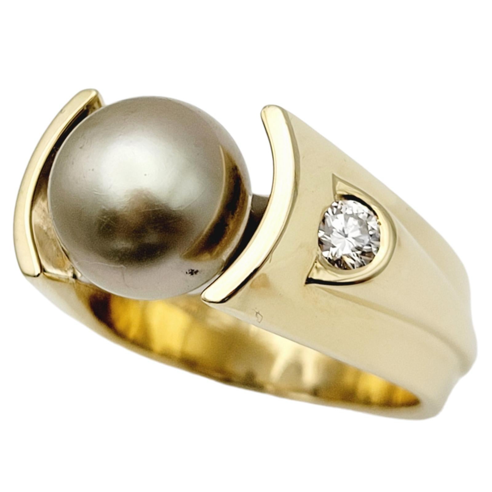 Taglio rotondo Anello cocktail con perla di Tahiti coltivata e diamante tondo brillante in oro 14 carati in vendita